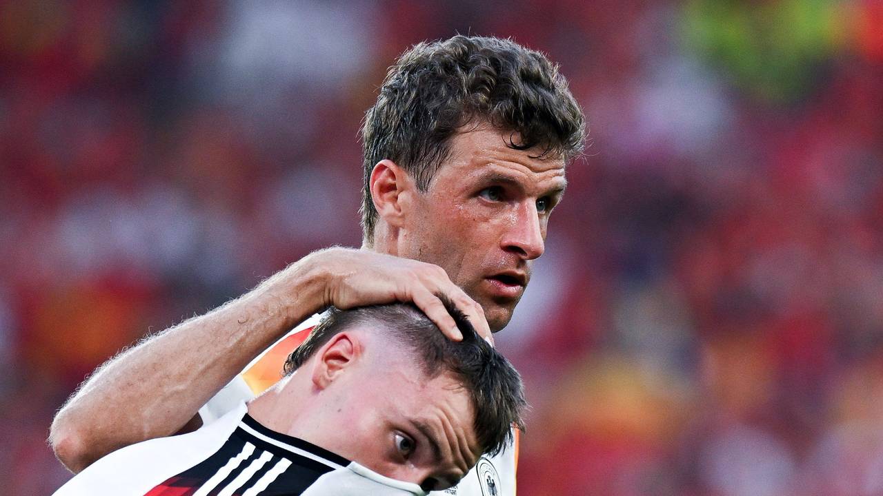 Florian Wirtz wird nach dem EM-Aus von Thomas Müller getröstet.