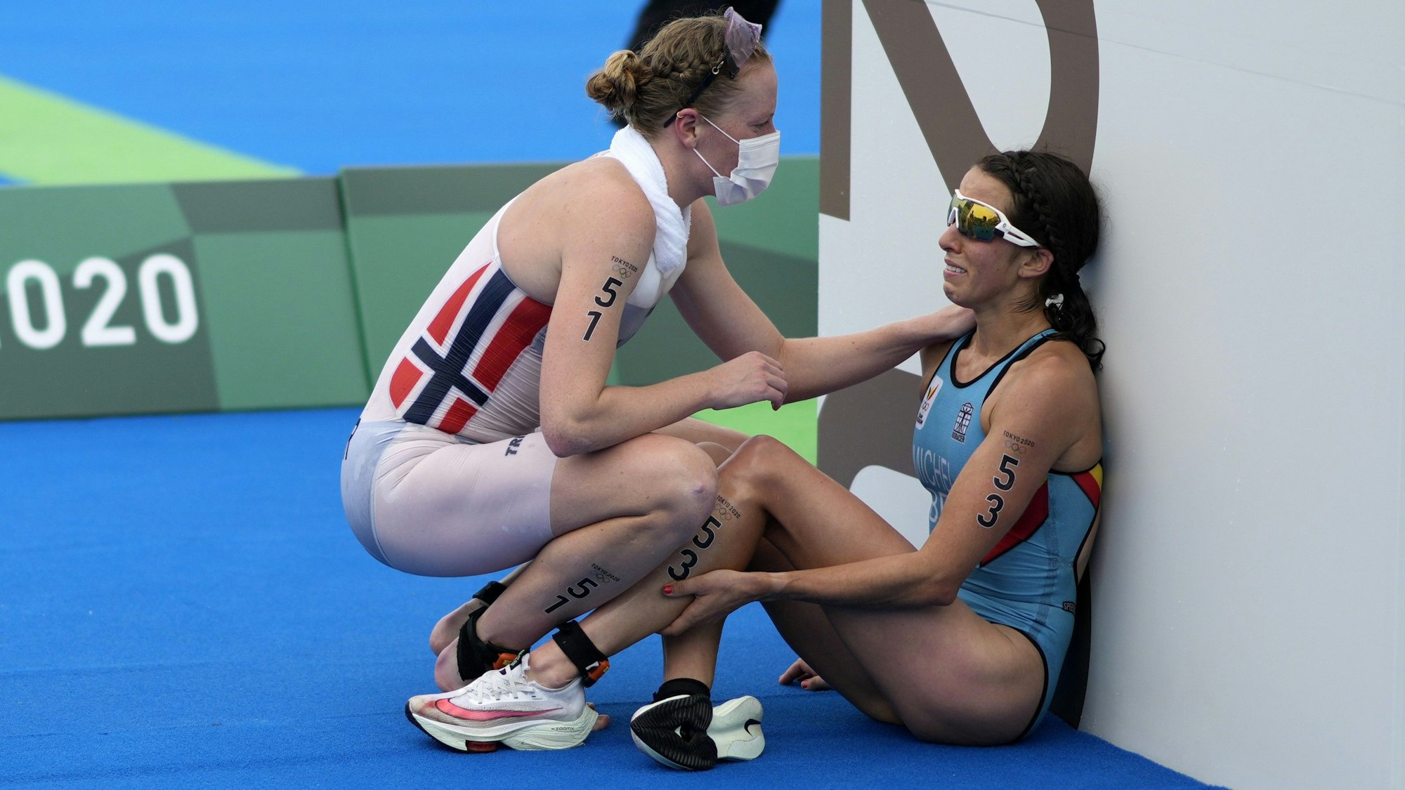 Claire Michel wird nach dem Olympia-Triathlon von Lotte Miller getröstet.