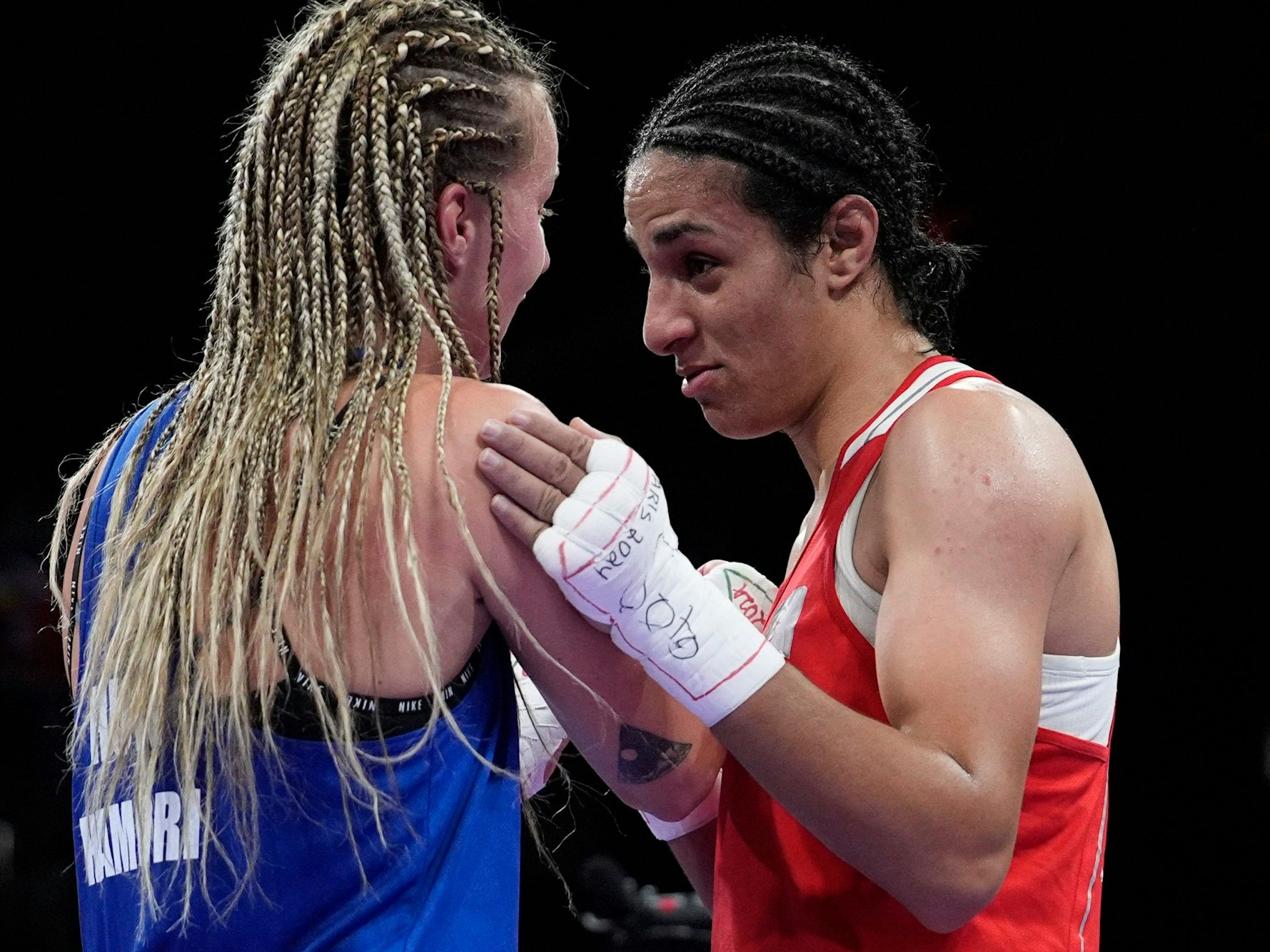 Handschlag nach dem Olympia-Kampf im Boxen zwischen Imane Khelif (r.) und Anna Luca Hamori am Samstag (3. August 2024).