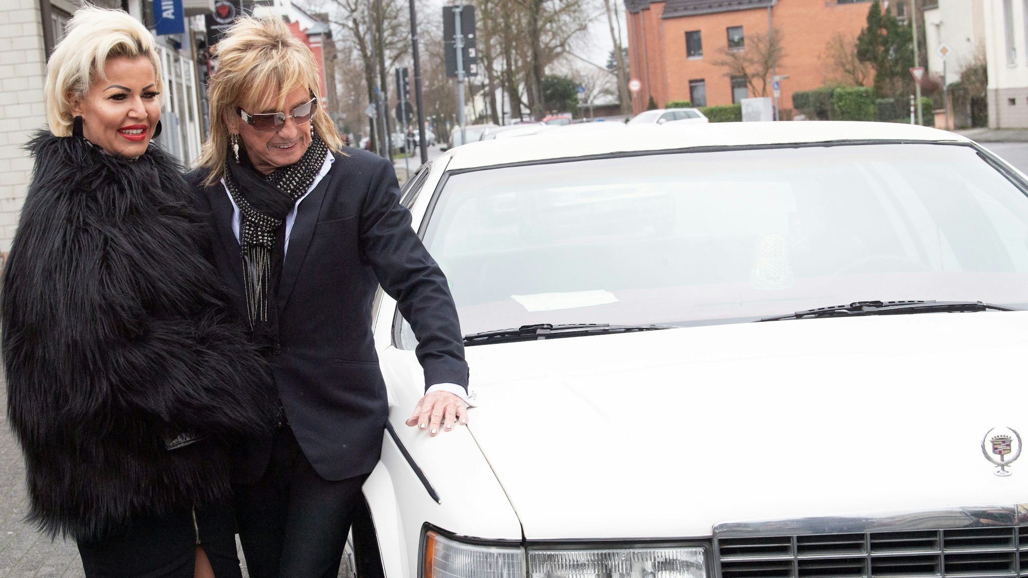 Bert Wollersheim, ehemalige Rotlichtgröße, steht vor dem Amtsgericht in Langenfeld mit seiner Frau Ginger Costello vor seinem Auto.