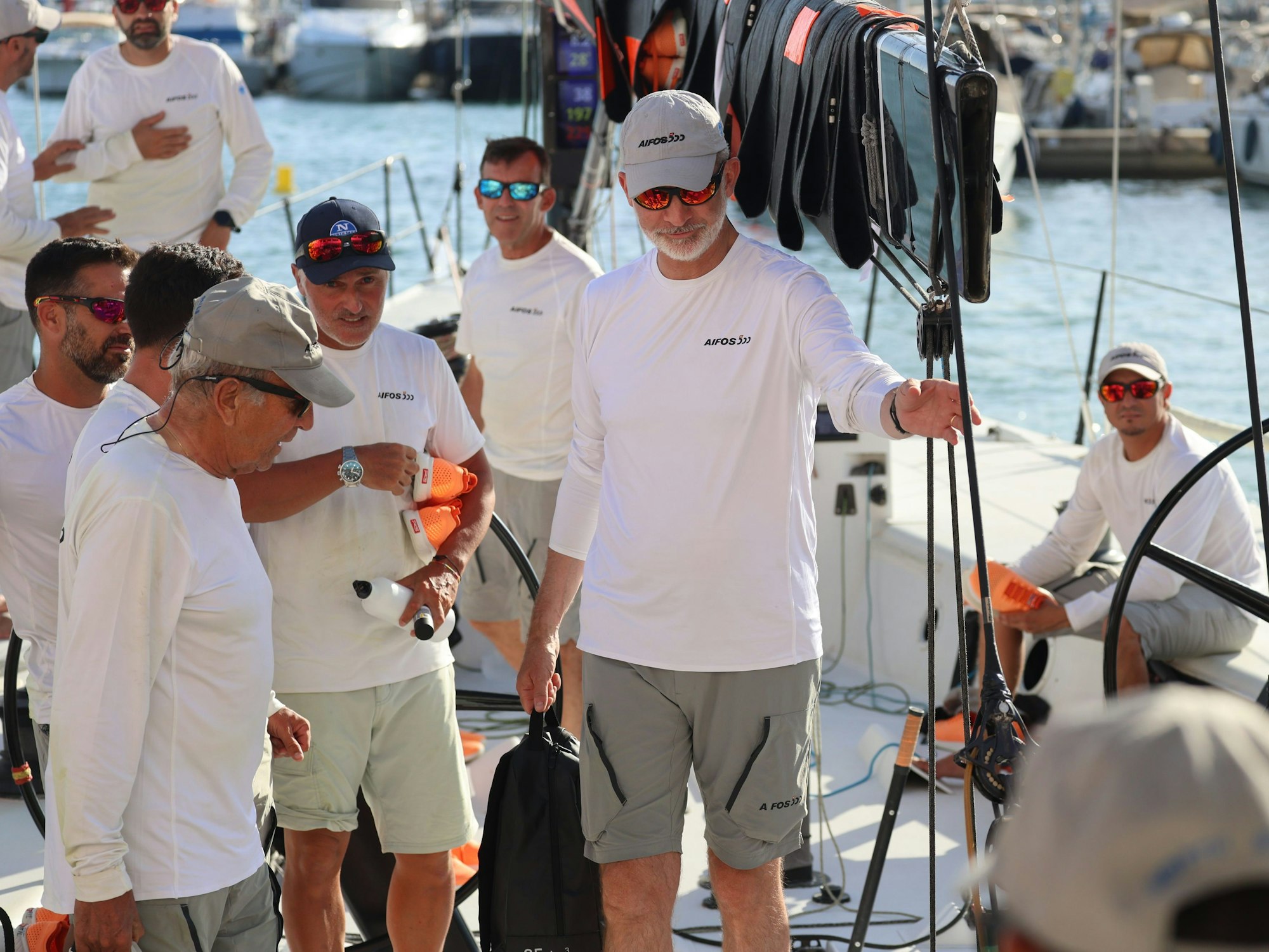 König Felipe VI. von Spanien (Mitte mit Vollbart und Kappe) erreicht den Hafen von Palma nach einem Segeltag auf der „Aifos“ während der „Copa del Rey“-Regatta auf Mallorca.