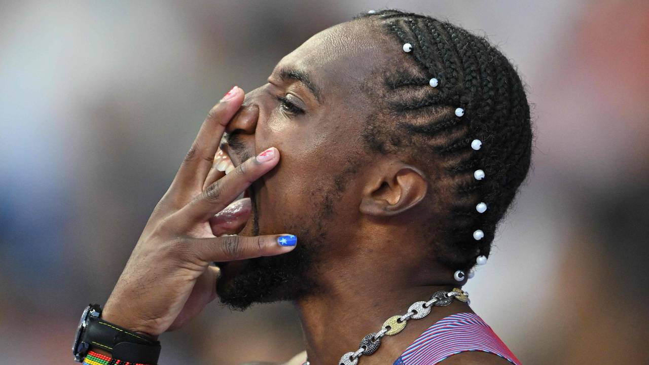 Noah Lyles hält sich vor dem Rennen die Hand vors Gesicht.
