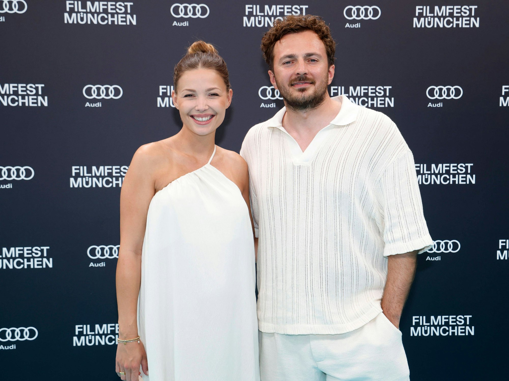 Lena Meckel und David Helmut bei der Festivaleröffnung mit der Premiere des Kinofilms Zwei zu eins auf dem 41. Filmfest München 2024 im Gasteig HP8.Das Paar hat kurz vor der Geburt des ersten Kindes geheiratet.