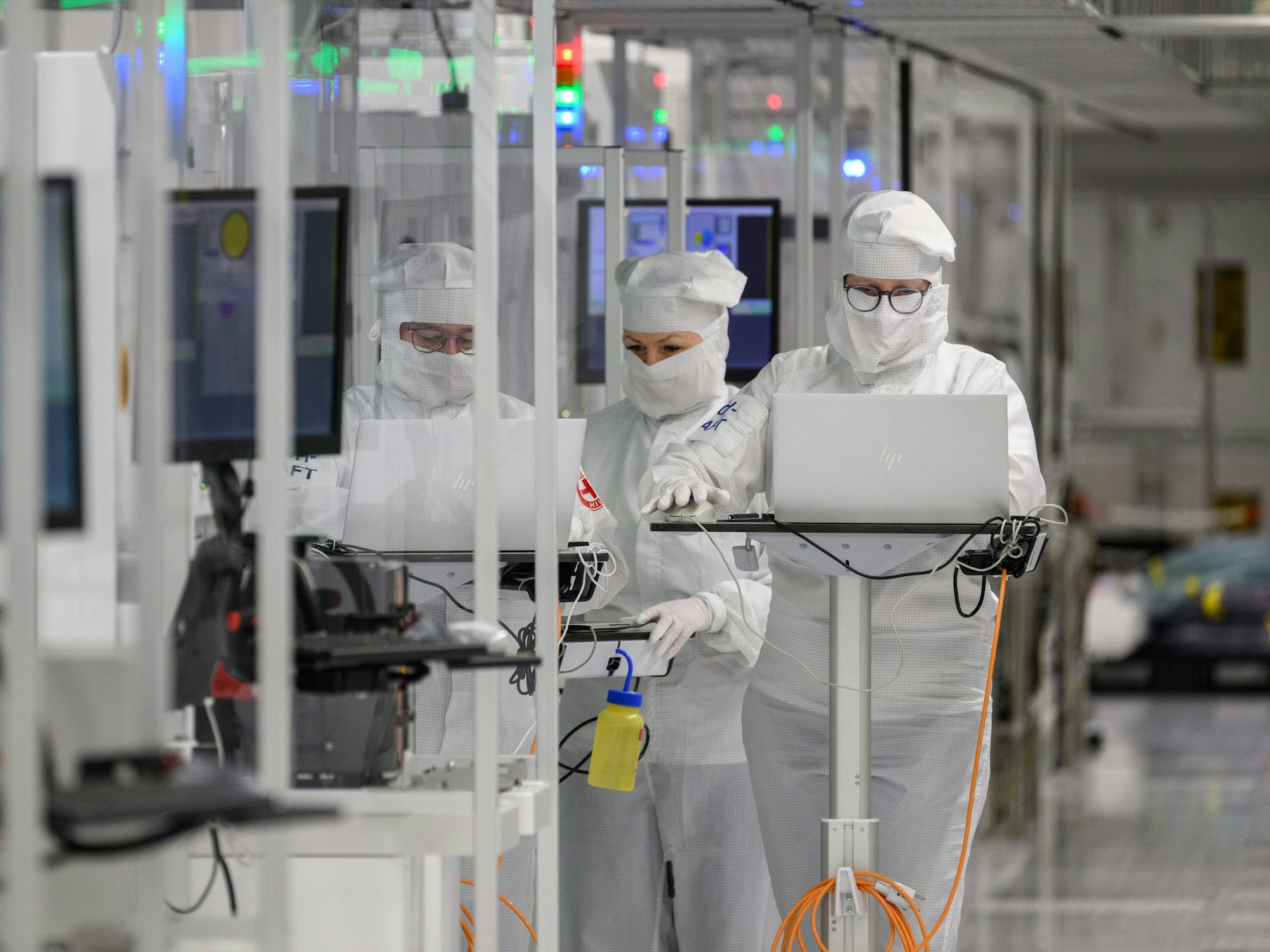 Mitarbeiter des Chipkonzerns Infineon arbeiten im Reinraum der Chipfabrik. (Das Symbolfoto entstand am 26. April 2023 in Dresden.