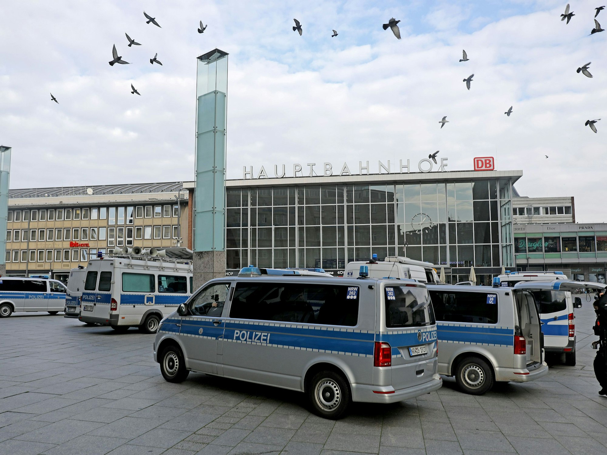 Polizeiwagen vor dem Kölner Hauptbahnhof.