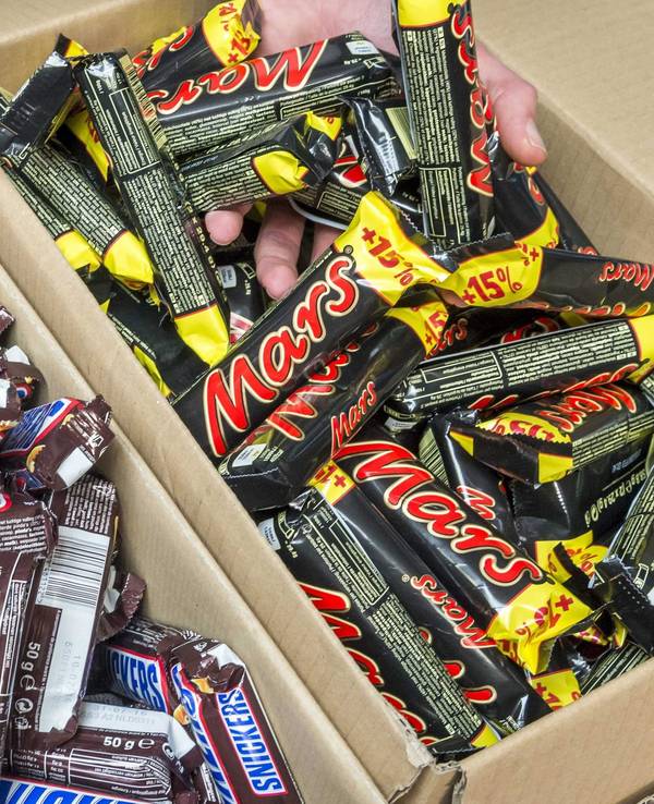 Das Foto zeigt Boxen mit Schokoriegeln der Marken Mars und Snickers in dem niederländischen Dorf De Meern.