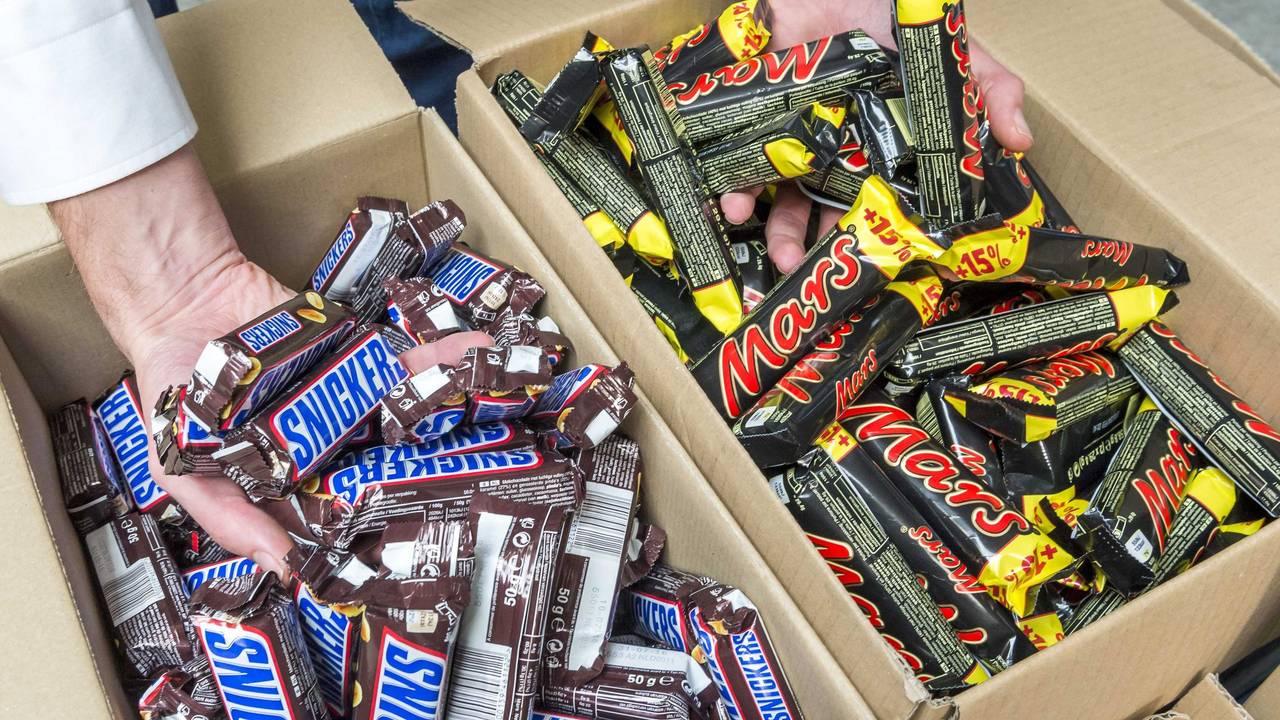 Das Foto zeigt Boxen mit Schokoriegeln der Marken Mars und Snickers in dem niederländischen Dorf De Meern.