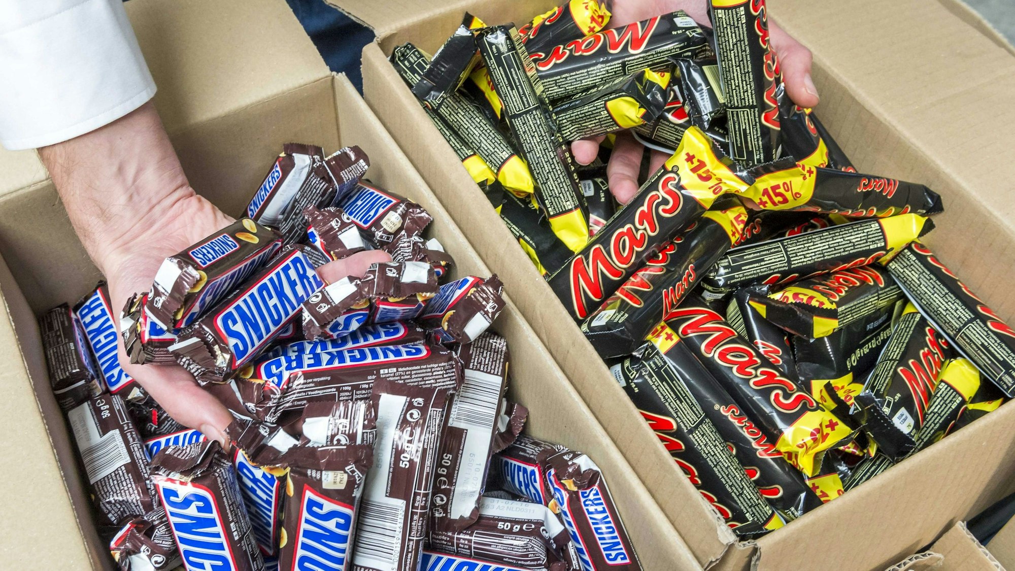 Das Foto zeigt Boxen mit Schokoriegeln der Marken Mars und Snickers in dem niederländischen Dorf De Meern.