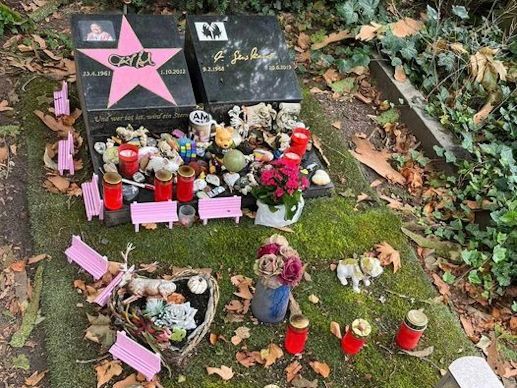 Das Grab von Dirk Bach