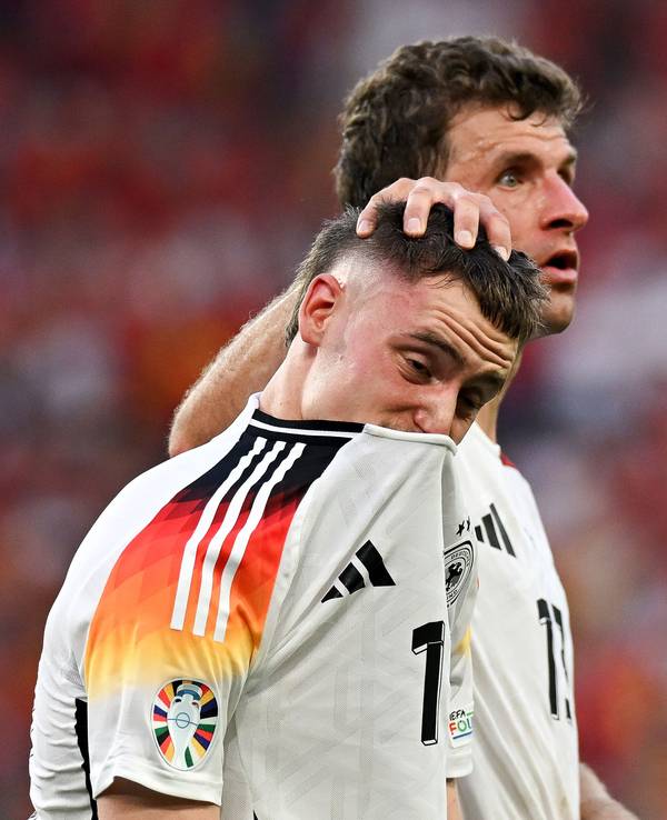 Florian Wirtz wird von Thomas Müller getröstet.