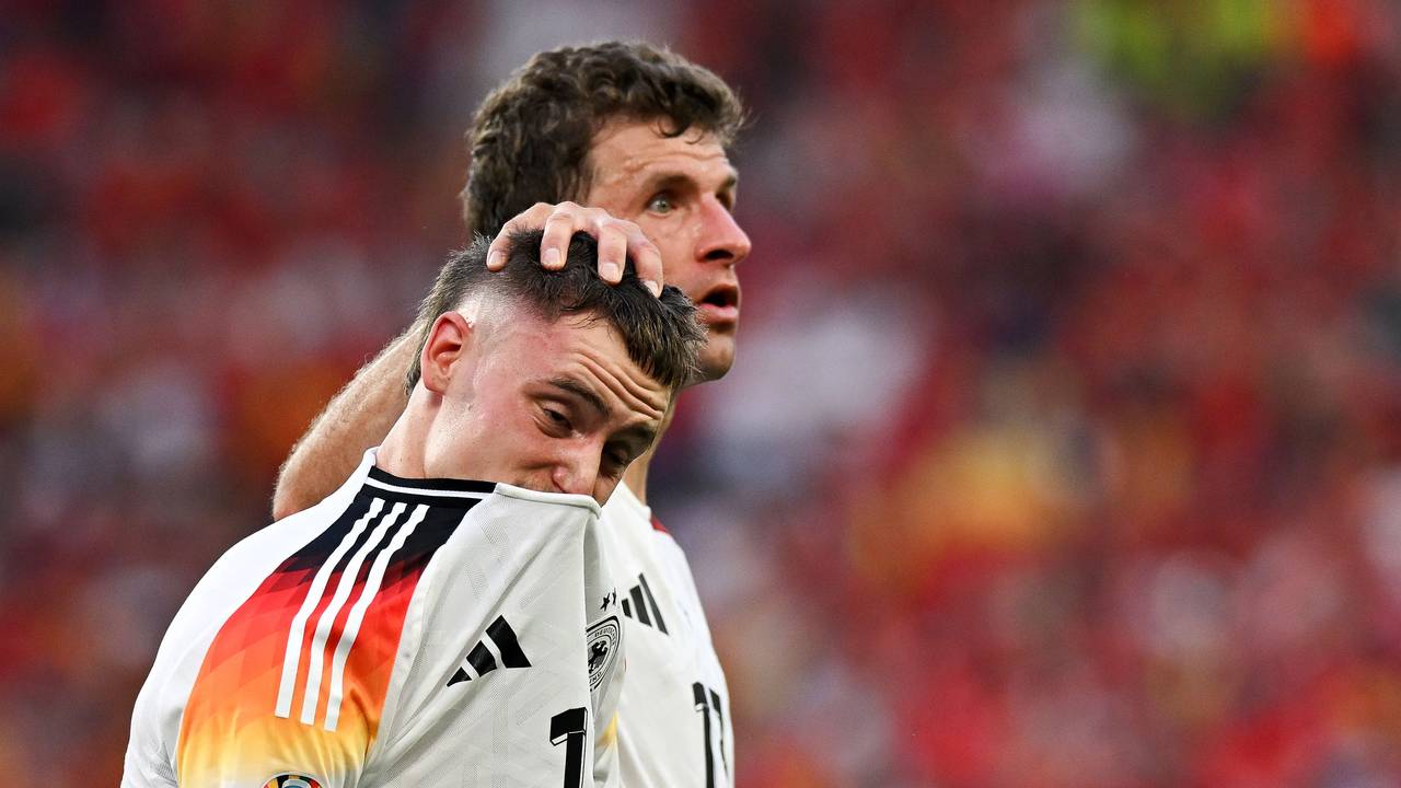 Florian Wirtz wird von Thomas Müller getröstet.