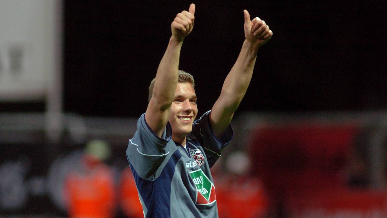 Lukas Podolski bedankt sich zufrieden bei den Anhängern des 1. FC Köln.