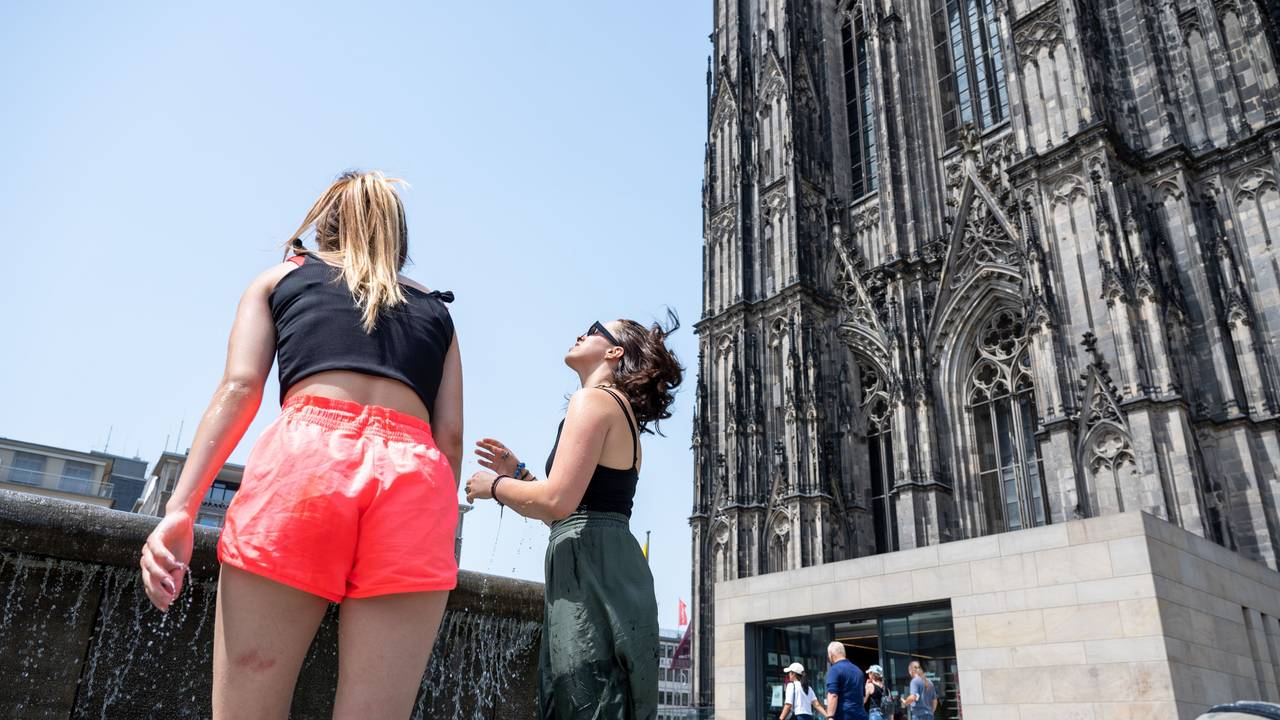 Am bisher heißesten Tag des Jahres suchen die Menschen Abkühlung am Wasser.