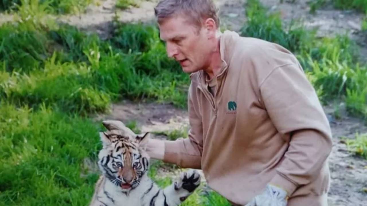 Der Kölner Tierpfleger Mike Herchenbach