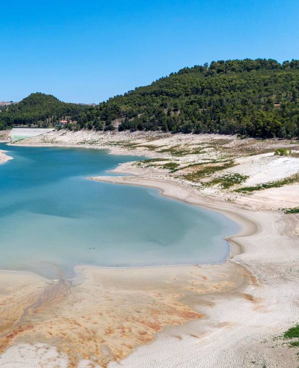Der Fanaco-See, der einen großen Teil des südlichen Siziliens mit Wasser versorgt, zeigt am 17. Juli 2024 einen extrem niedrigen Wasserstand nach einem Winter mit sehr geringen Niederschlägen.