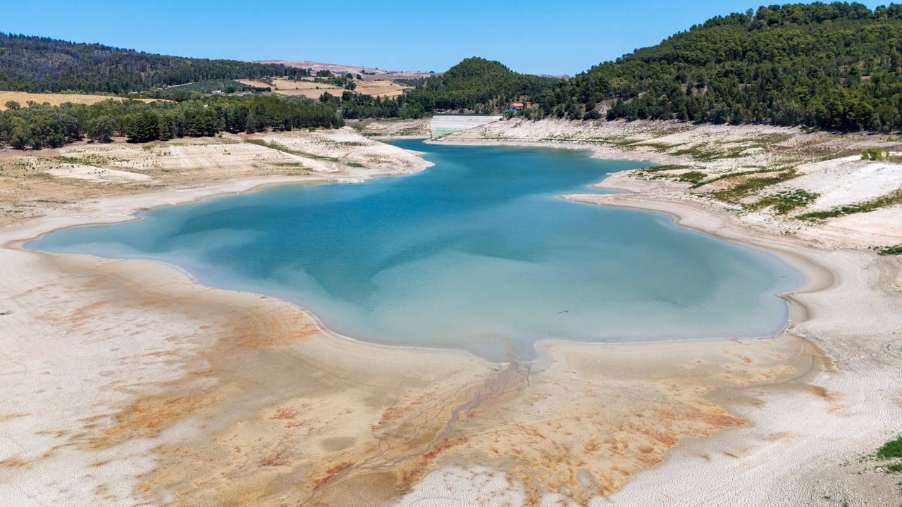 Der Fanaco-See, der einen großen Teil des südlichen Siziliens mit Wasser versorgt, zeigt am 17. Juli 2024 einen extrem niedrigen Wasserstand nach einem Winter mit sehr geringen Niederschlägen.