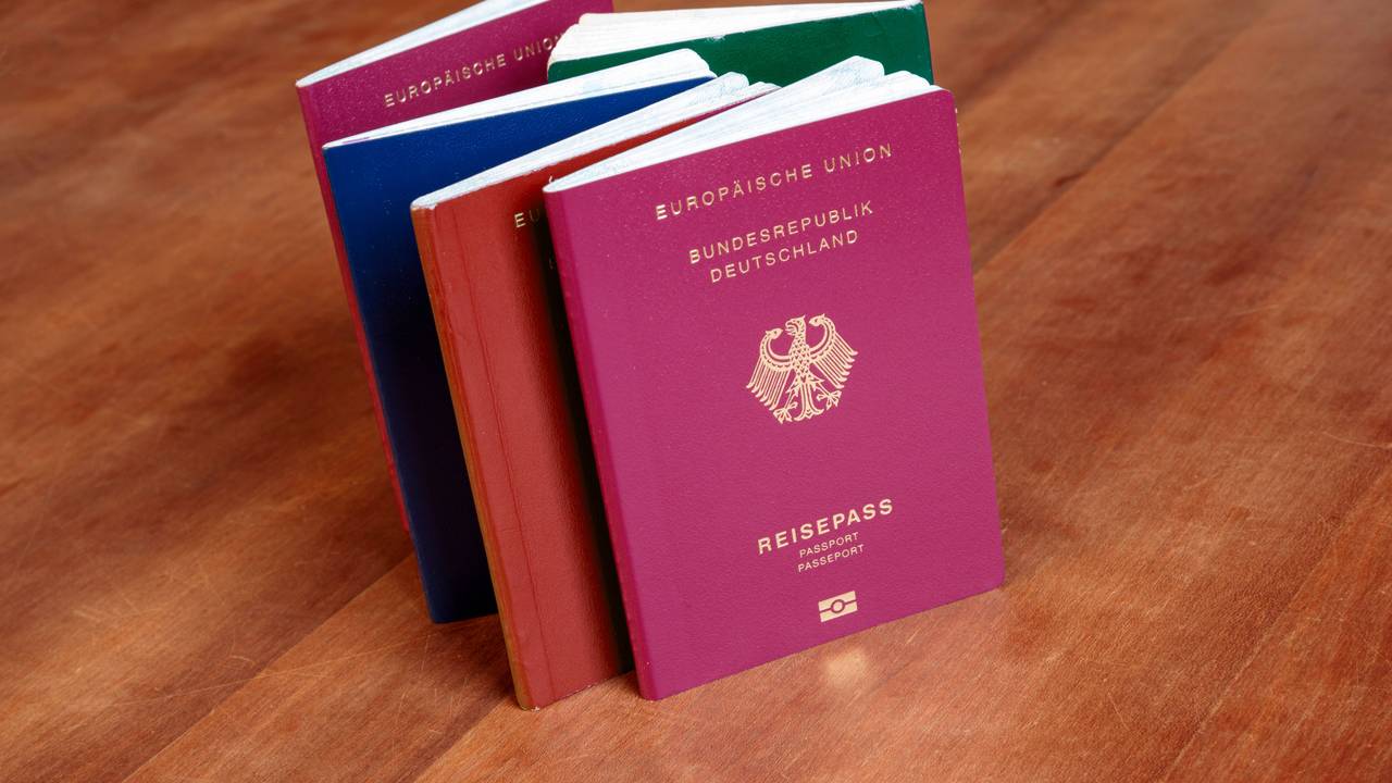 Ein Deutscher Pass steht vor verschiedenen Reisepässen.