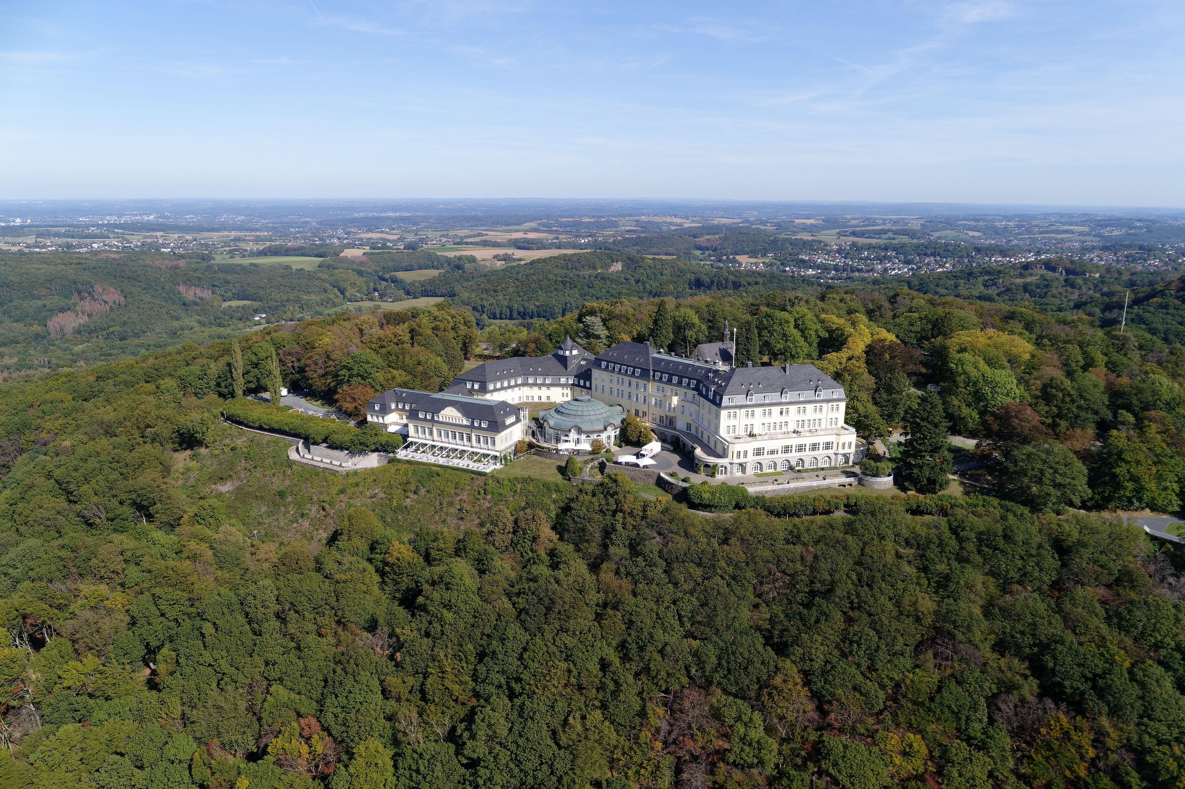 Das Steigenberger Grandhotel Petersberg, aufgnommen aus der Luft mit einer Drohne.