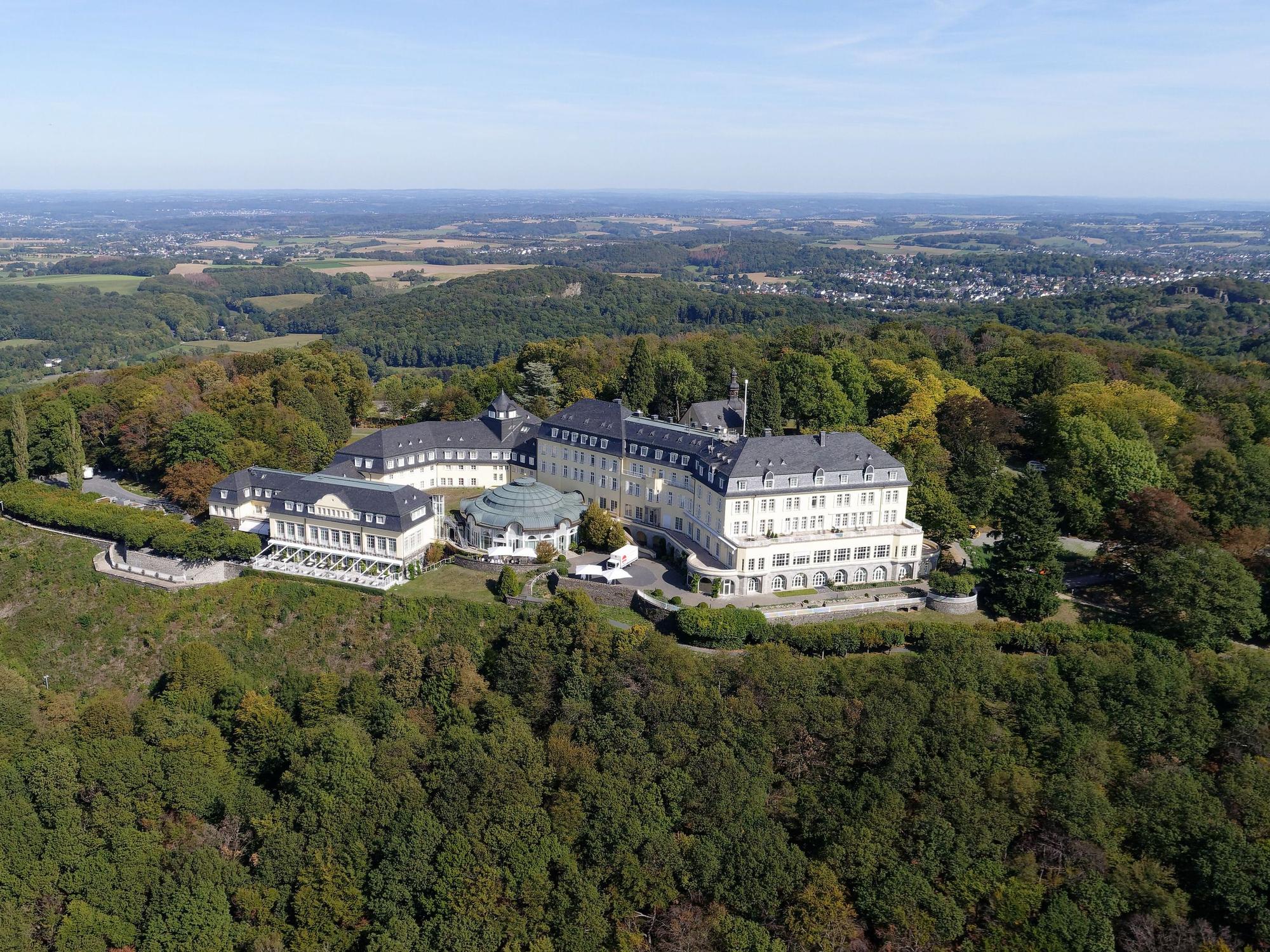 Das Steigenberger Grandhotel Petersberg, aufgnommen aus der Luft mit einer Drohne.