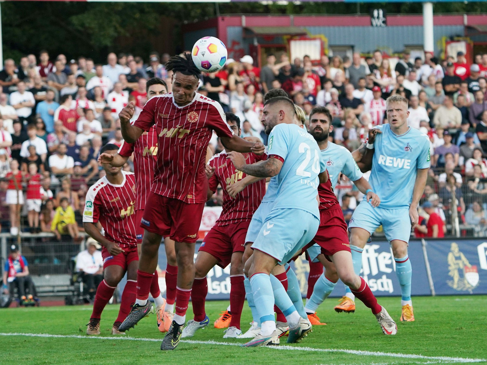 Spieler von Fortuna Köln und dem 1. FC Köln nach einem Eckball.