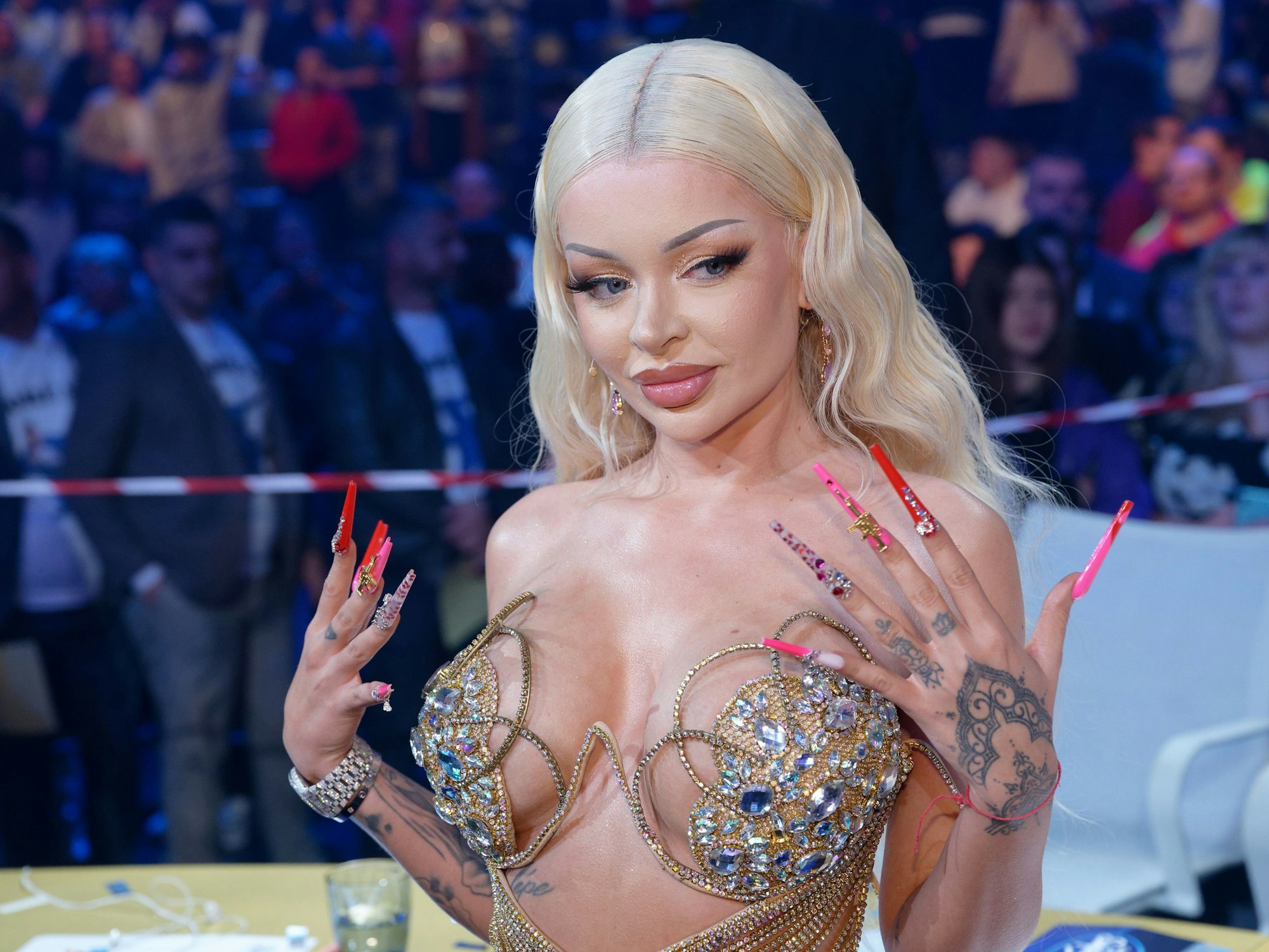 Jurorin Katja Krasavice steht nach dem Finale der Castingshow "Deutschland sucht den Superstar" der Bühne.