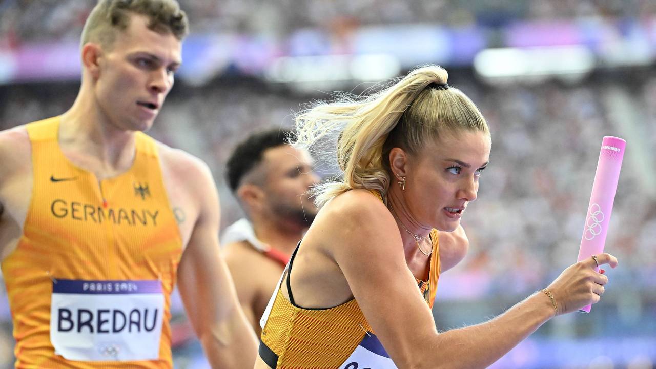 Alica Schmidt läuft mit dem von Jean Paul Bredau übergebenen Staffelstab.