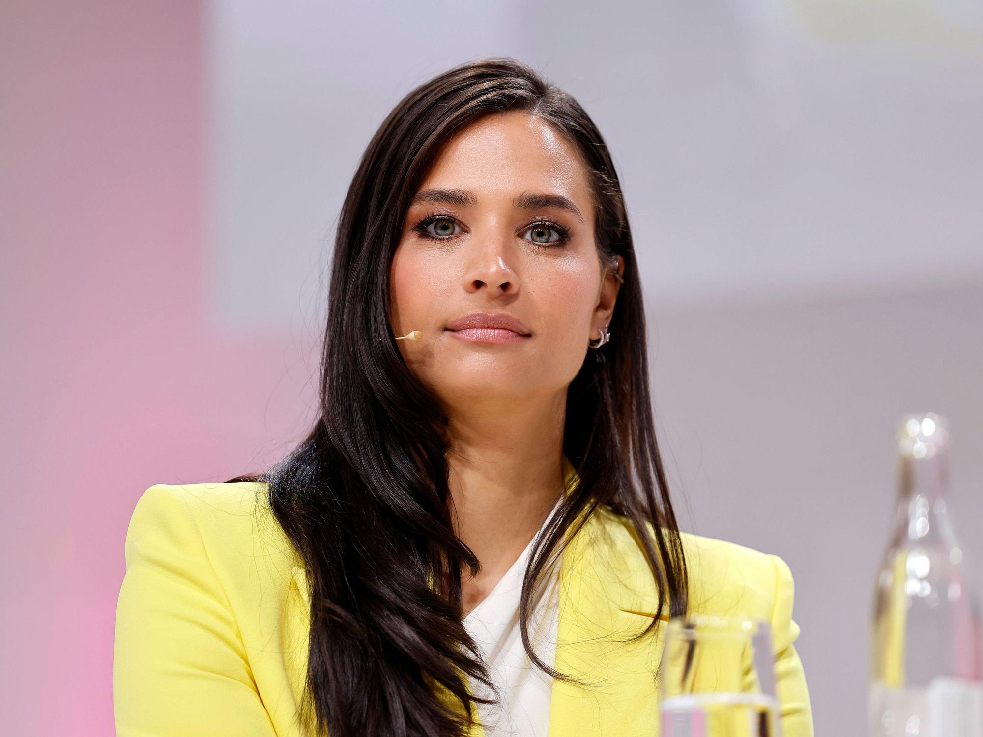 Moderatorin Amira Pocher auf der Schönheits-Messe Beauty 2024 in der Messe Düsseldorf.