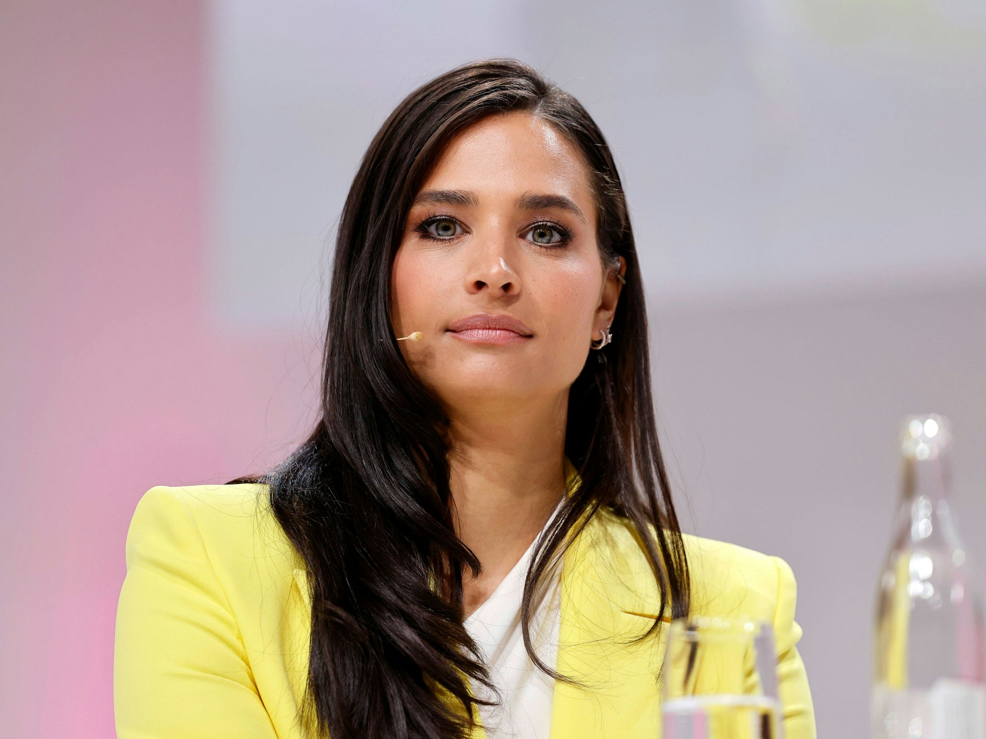 Moderatorin Amira Pocher auf der Schönheits-Messe Beauty 2024 in der Messe Düsseldorf.