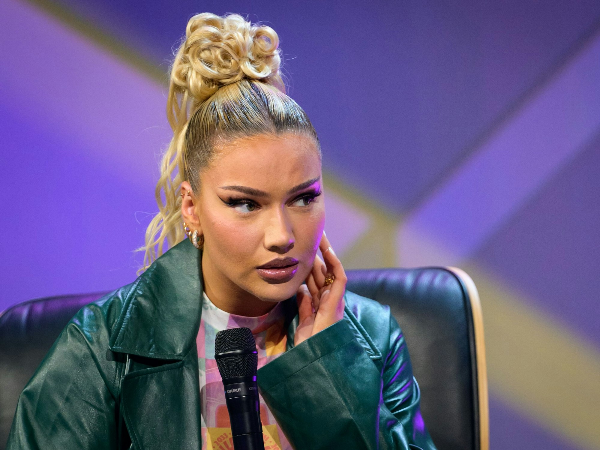 Rapperin Shirin David während eines Talks beim Digital-Festival OMR auf der Bühne.