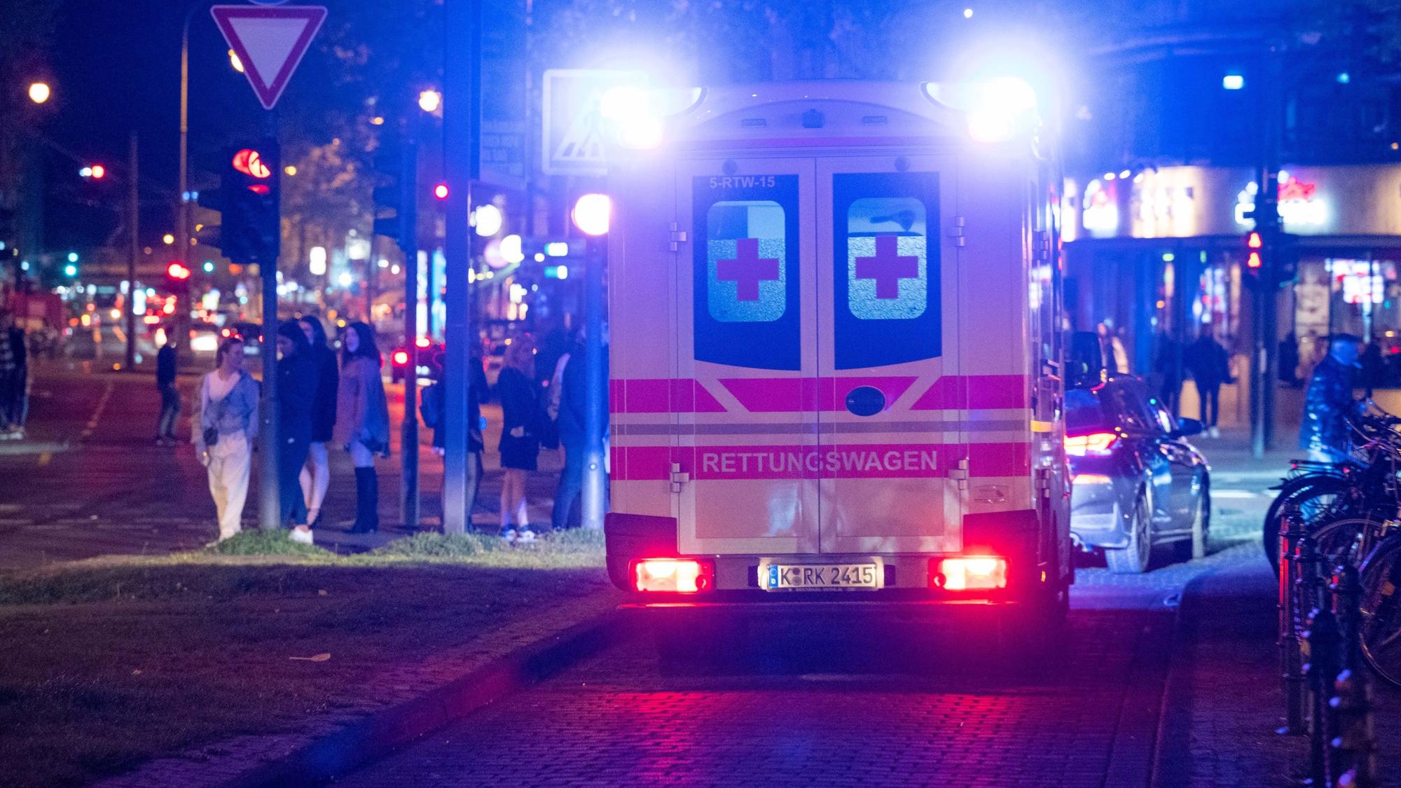 Ein Rettungswagen in der Kölner Innenstadt