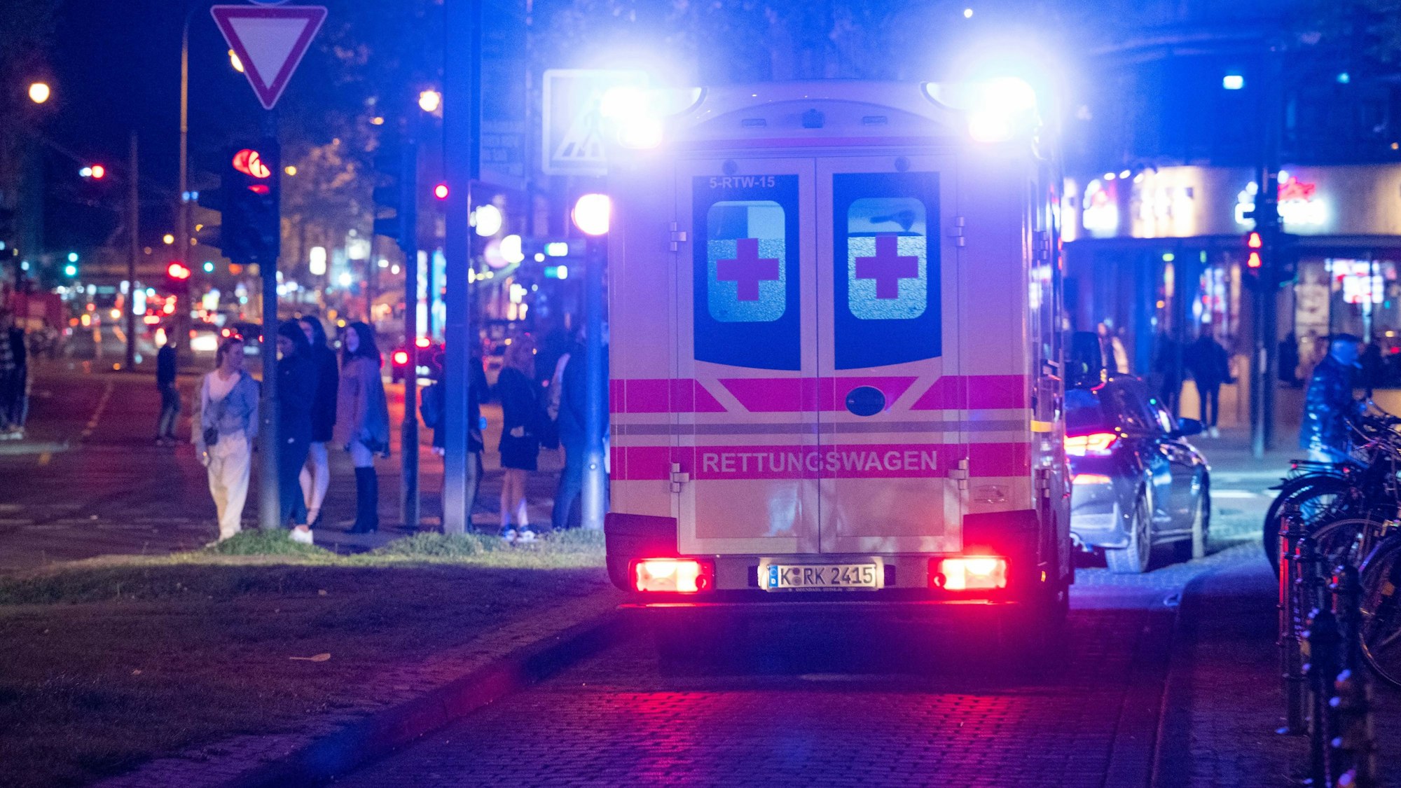 Ein Rettungswagen in der Kölner Innenstadt