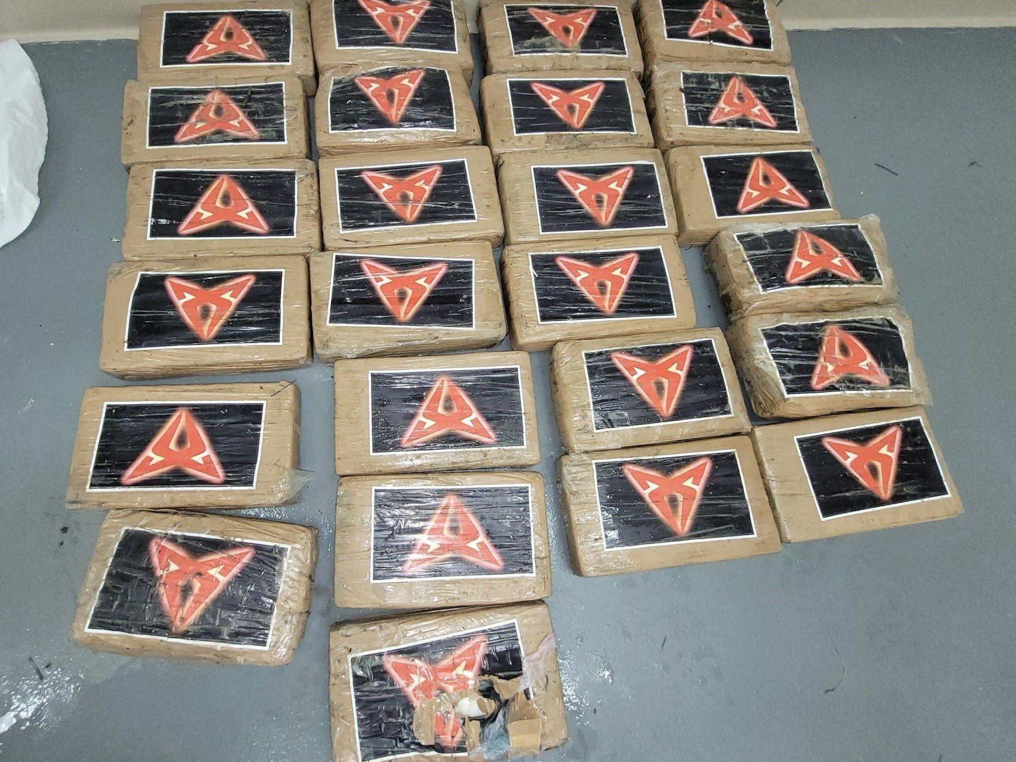 Diese 25 Pakete mit Kokain fand ein anonymer Spaziergänger an der Küste Floridas.