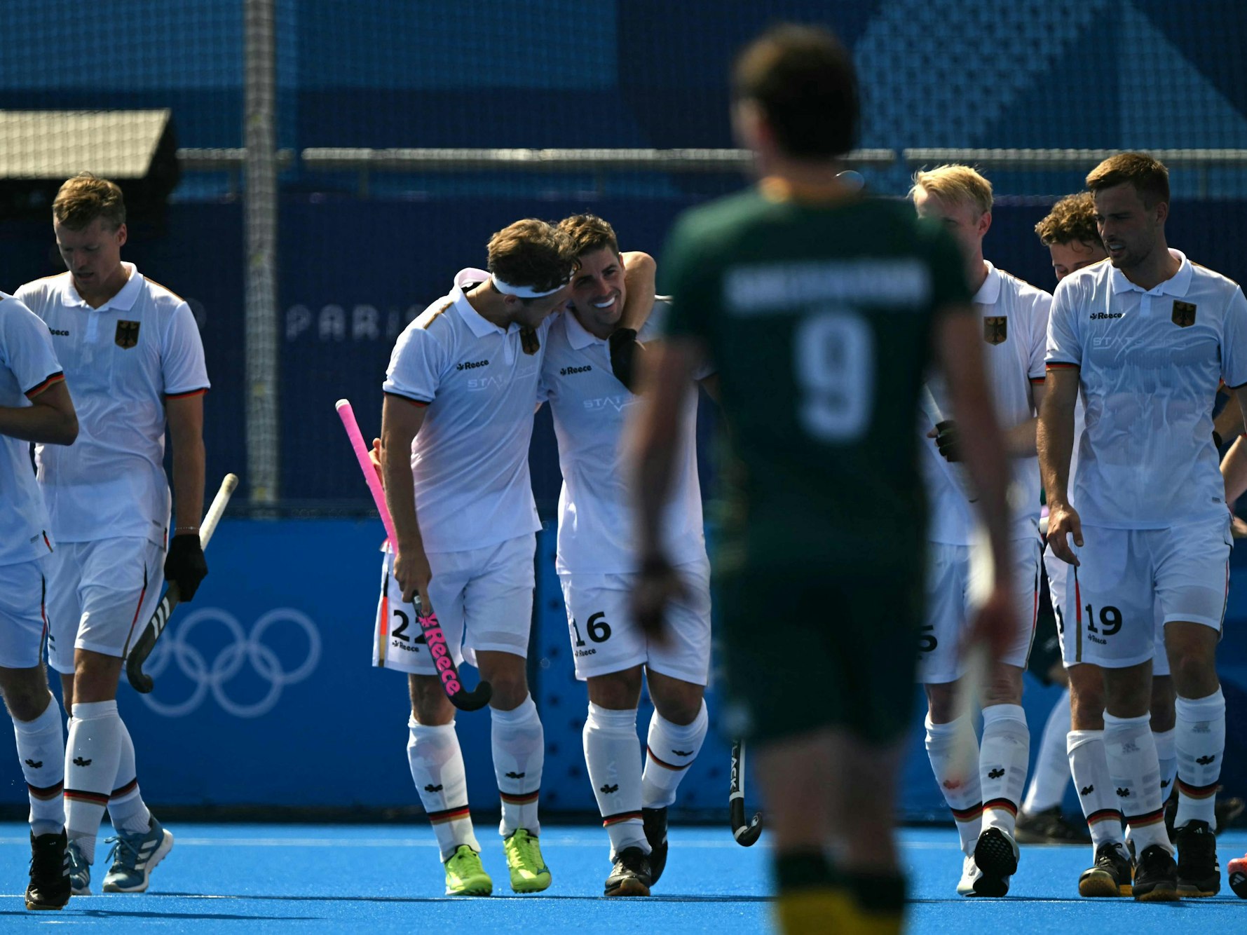 Gonzalo Peillat (Mitte, mit der Nummer 16) jubelt über ein Tor.