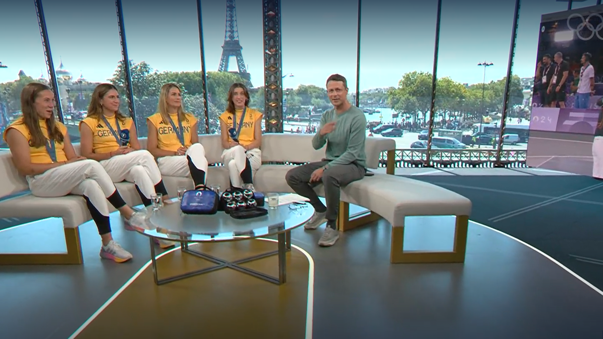 Alexander Bommes hat im ARD-Studio am 6. August 2024 die 3×3-Olympiasiegerinnen zu Gast.