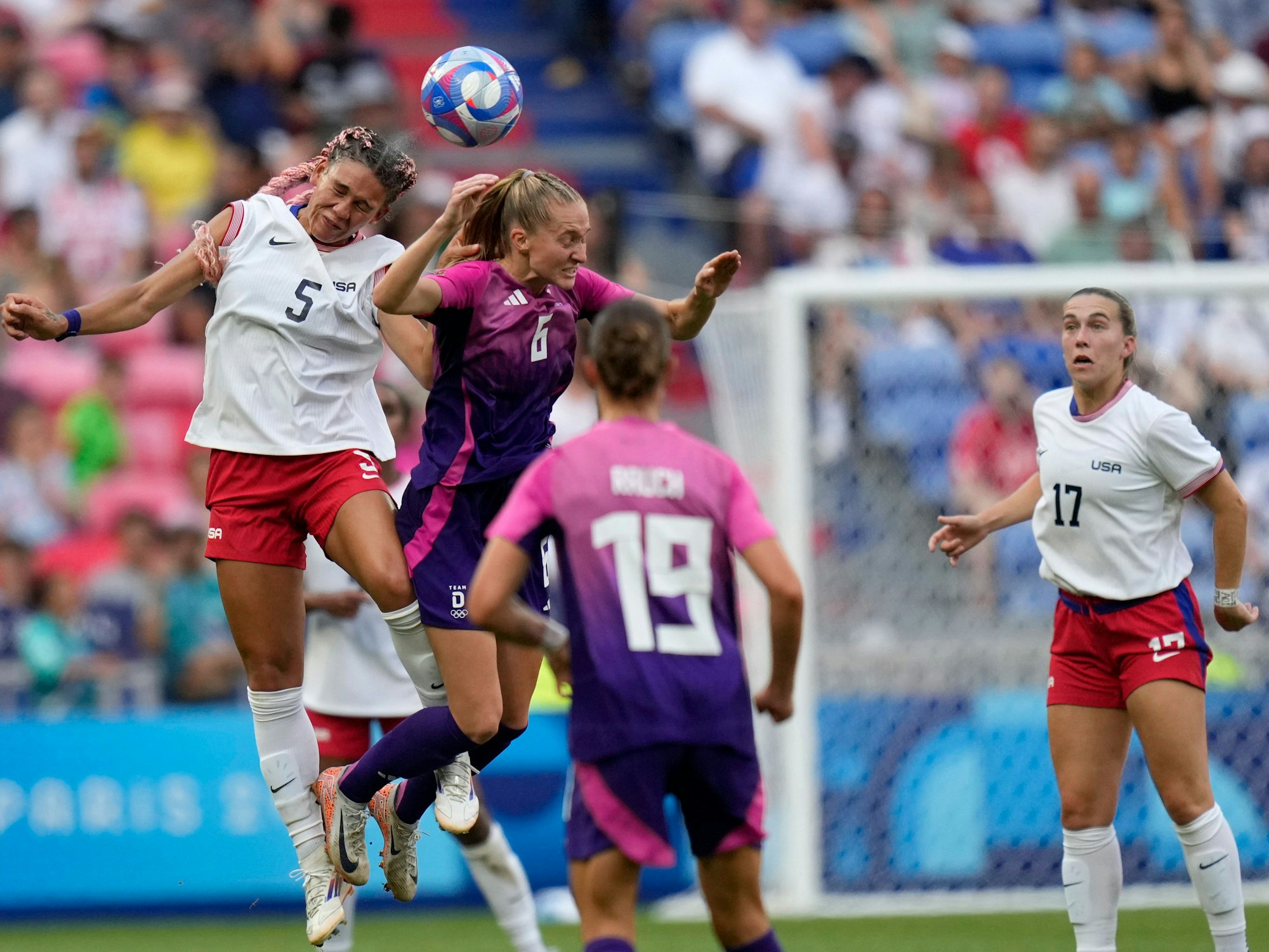 Olympia, Paris 2024, Fußball, Frauen, K.o.-Runde, Halbfinale, USA - Deutschland, Trinity Rodman (l) von den USA und Deutschlands Janina Minge kämpfen um den Ball.