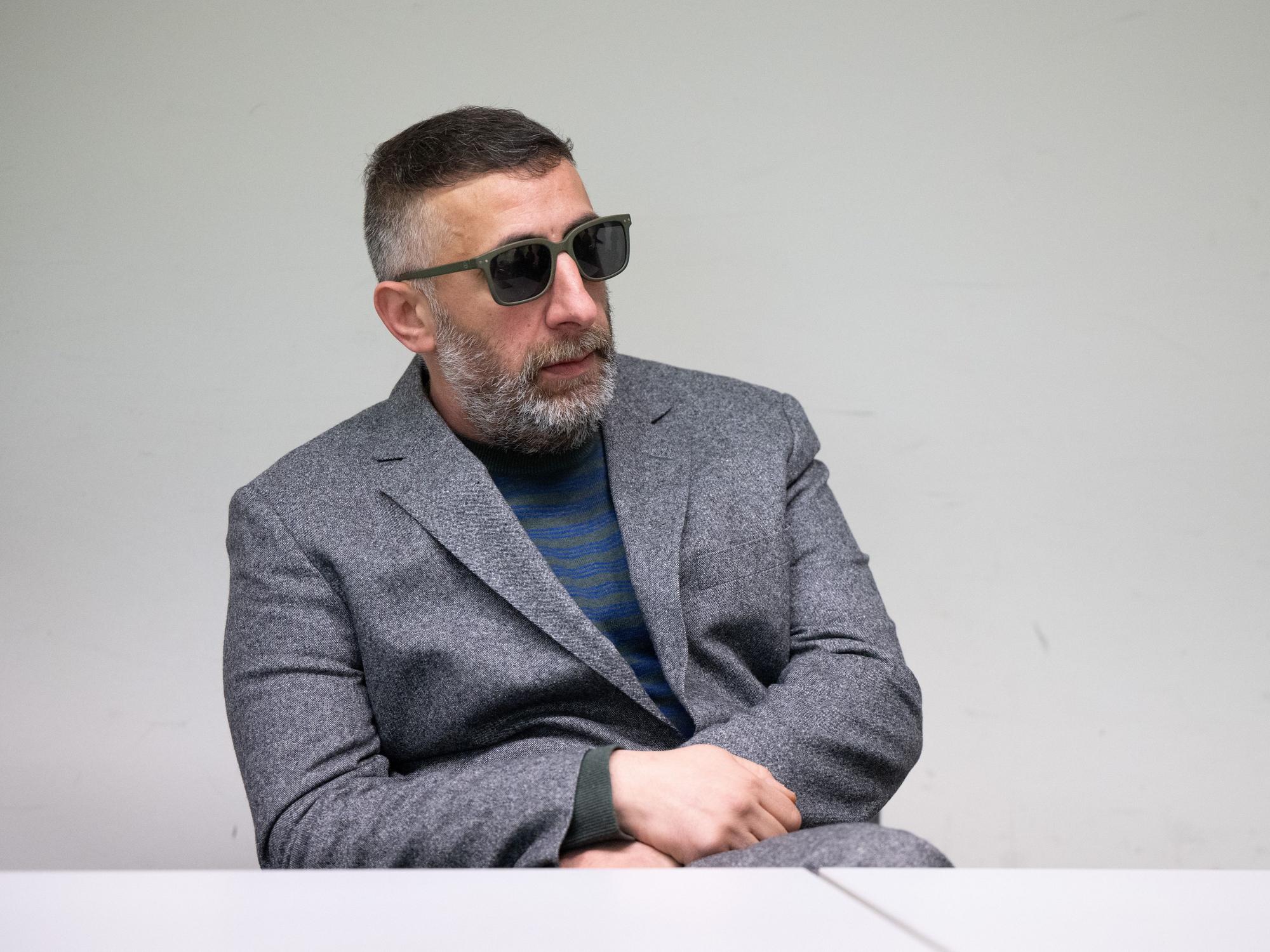 Kida Khodr Ramadan, Schauspieler, sitzt zu Beginn eines Prozesses gegen ihn im Gerichtssaal im Amtsgericht Tiergarten.