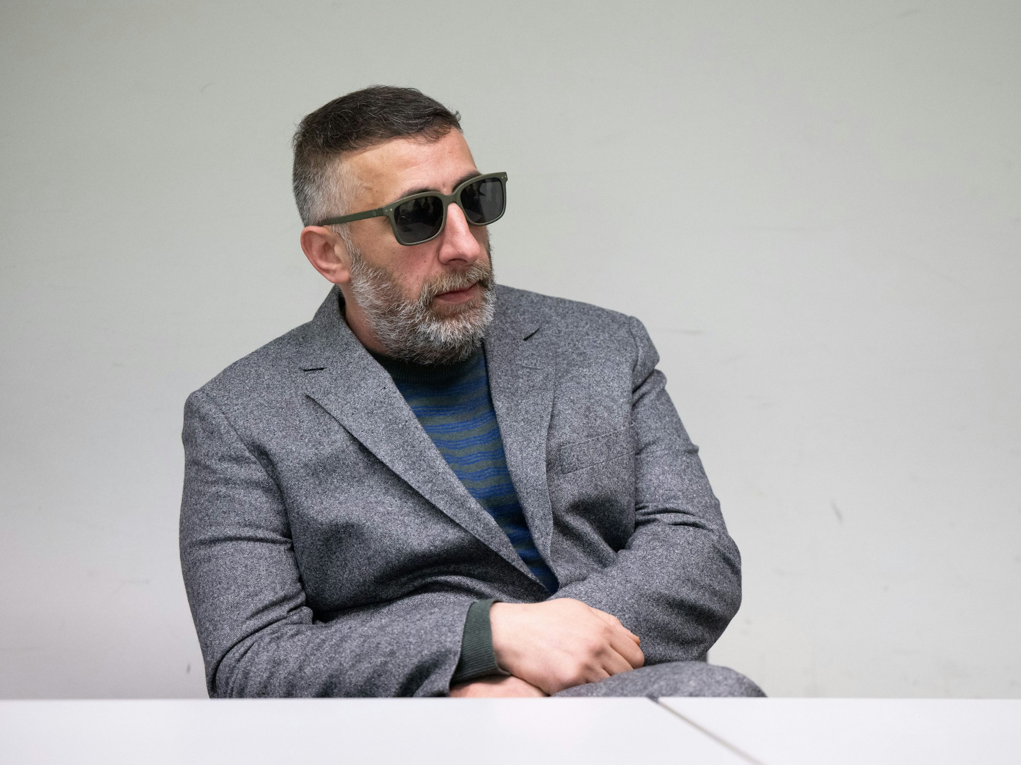 Kida Khodr Ramadan, Schauspieler, sitzt zu Beginn eines Prozesses gegen ihn im Gerichtssaal im Amtsgericht Tiergarten.