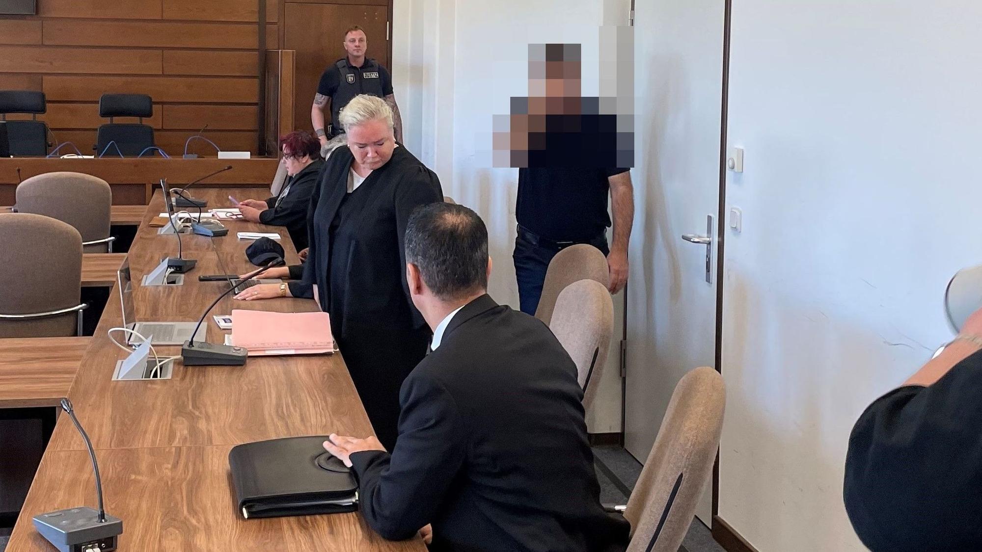 Einer der Angeklagten betrifft den Gerichtssaal am Landgericht Köln.