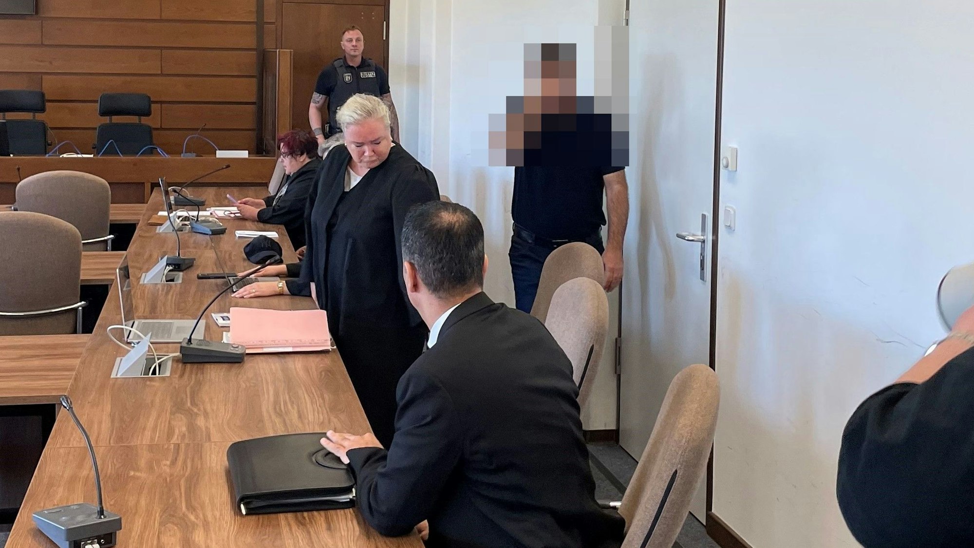 Einer der Angeklagten betrifft den Gerichtssaal am Landgericht Köln.