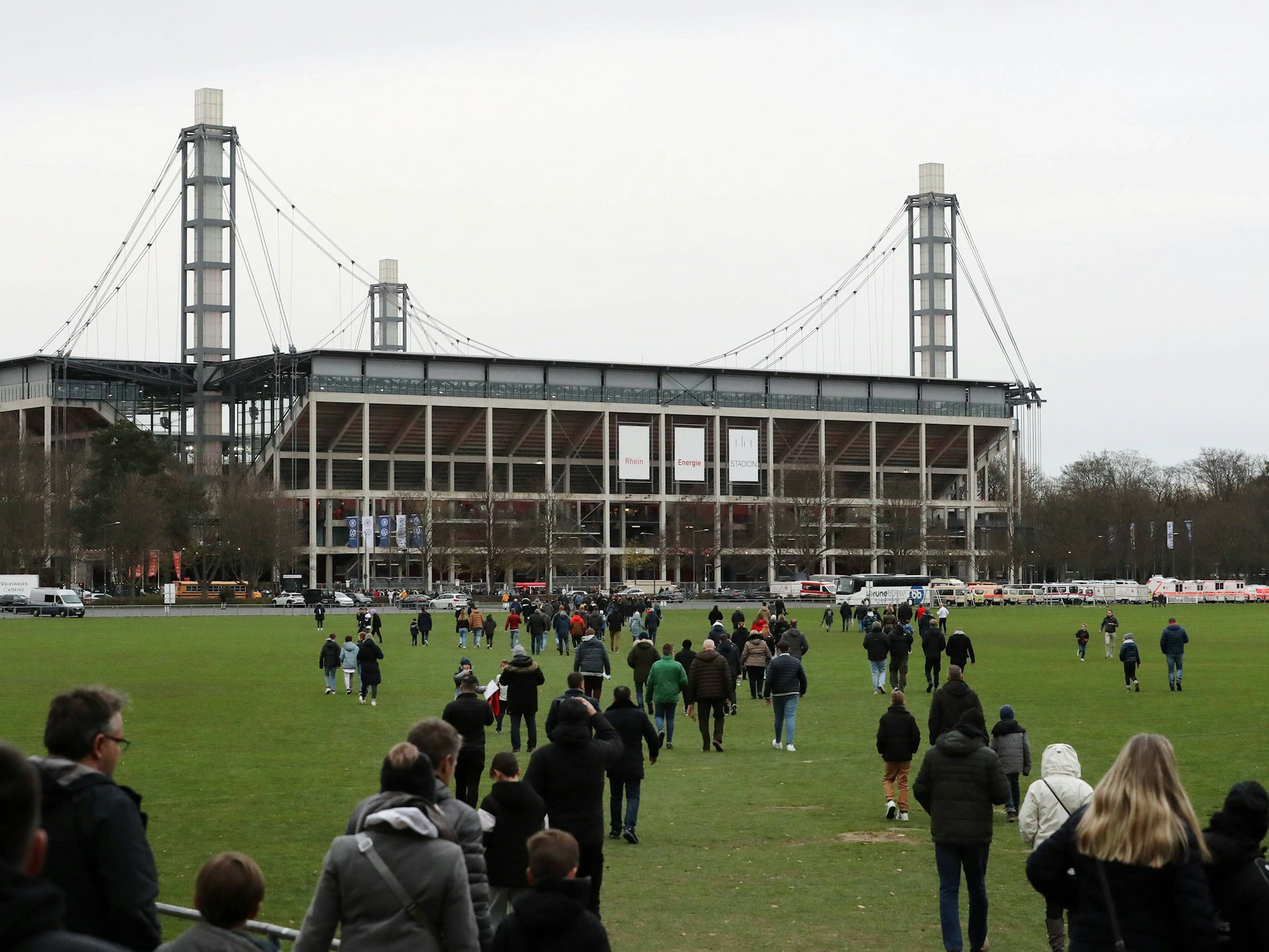 Rheinenergie-Stadion mit der Jahnwiese im Vordergrund.