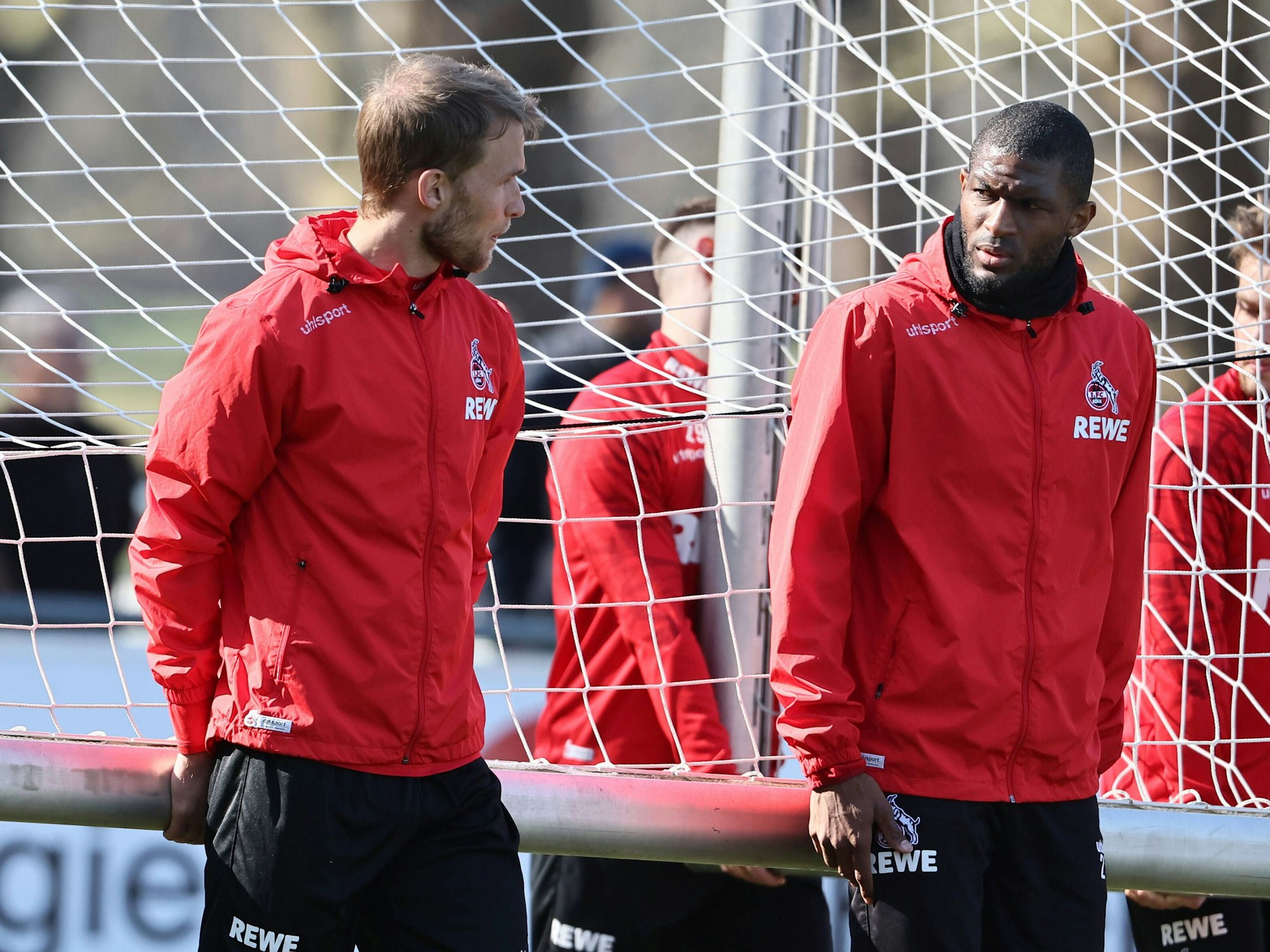 Sebastian Andersson und Anthony Modeste schleppen im FC-Training gemeinsam ein Tor.