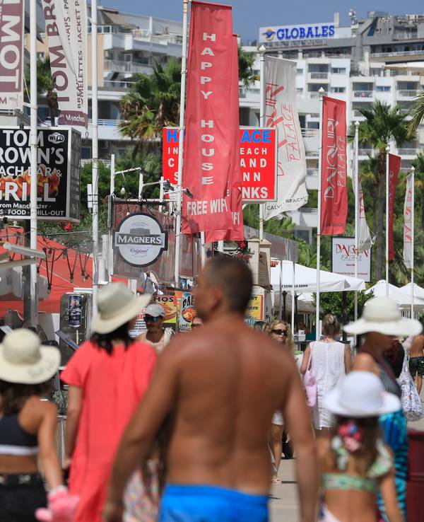 Menschen spazieren an der Promenade in Magaluf.