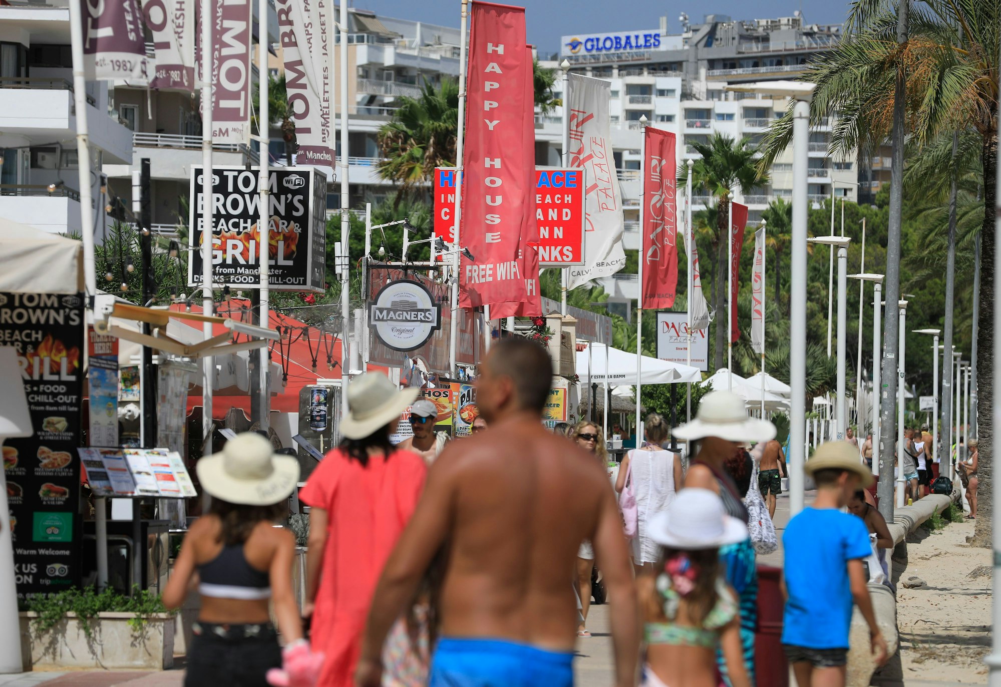 Menschen spazieren an der Promenade in Magaluf.