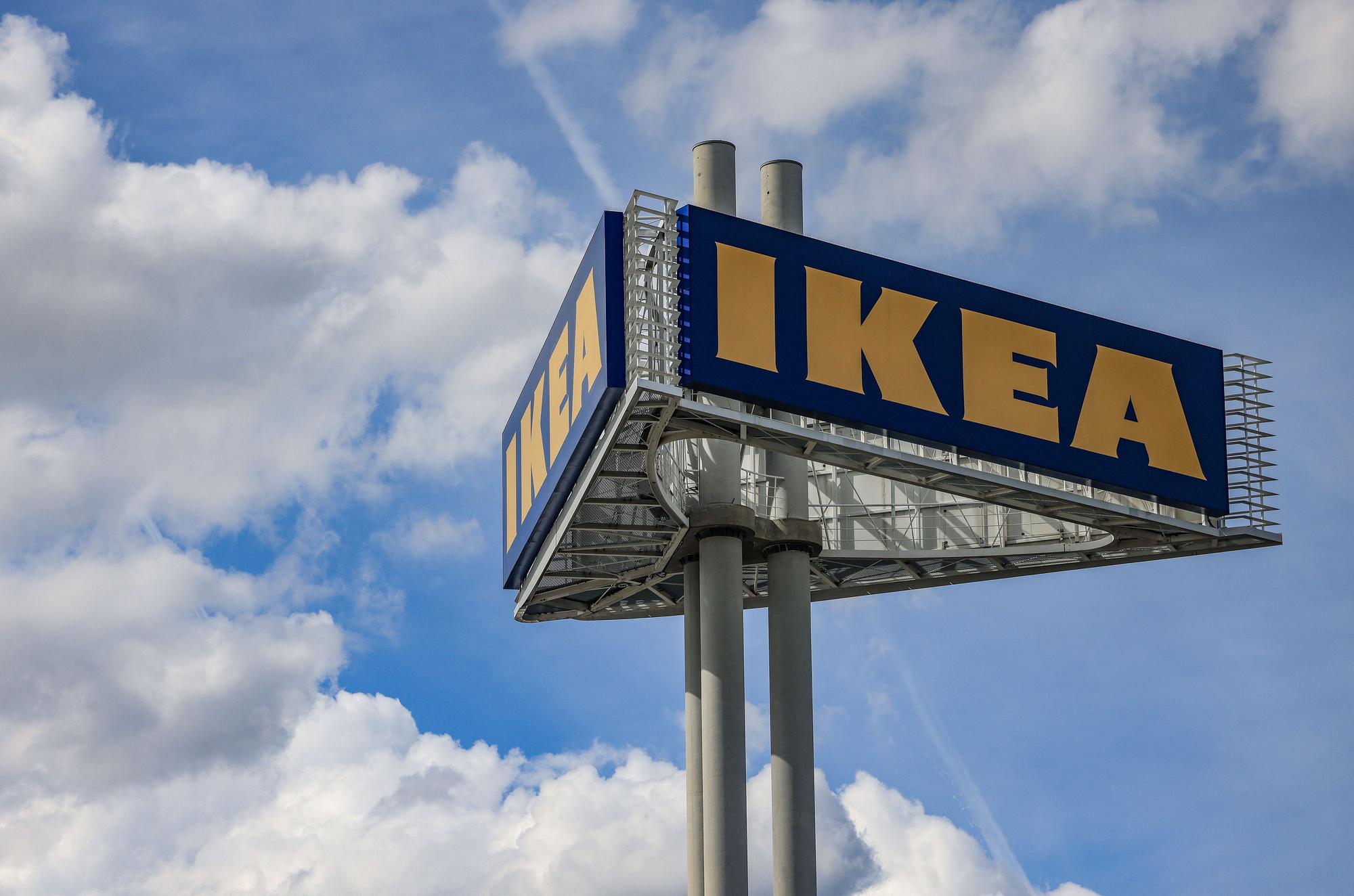 Ein Firmenlogo steht vor der Ikea-Filiale Köln Godorf.
