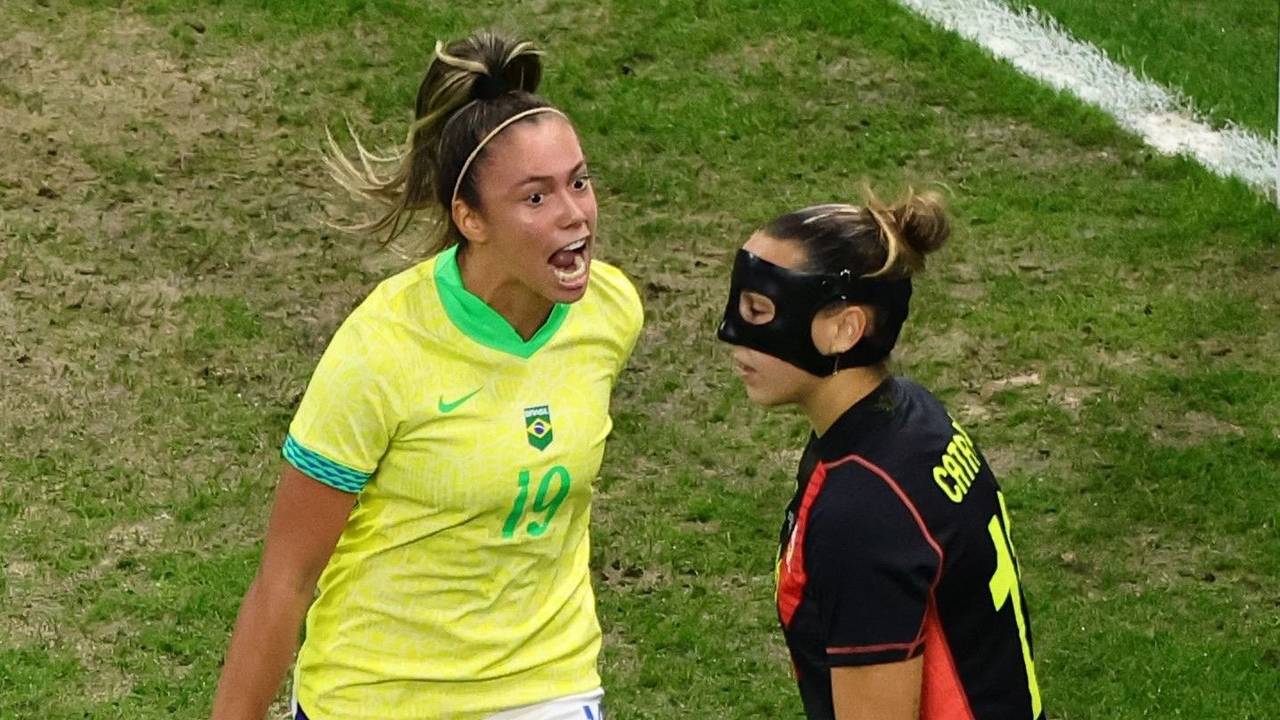 Nach dem ganz frühen Tor für Brasilien gegen Spanien im Halbfinal-Duell vergaß Stürmerin Priscila (r.) kurz mal den olympischen Sportsgeist.