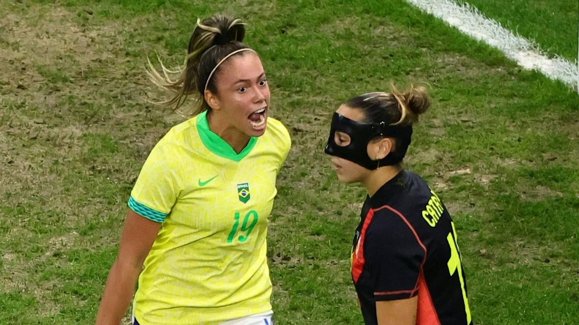 Nach dem ganz frühen Tor für Brasilien gegen Spanien im Halbfinal-Duell vergaß Stürmerin Priscila (r.) kurz mal den olympischen Sportsgeist.