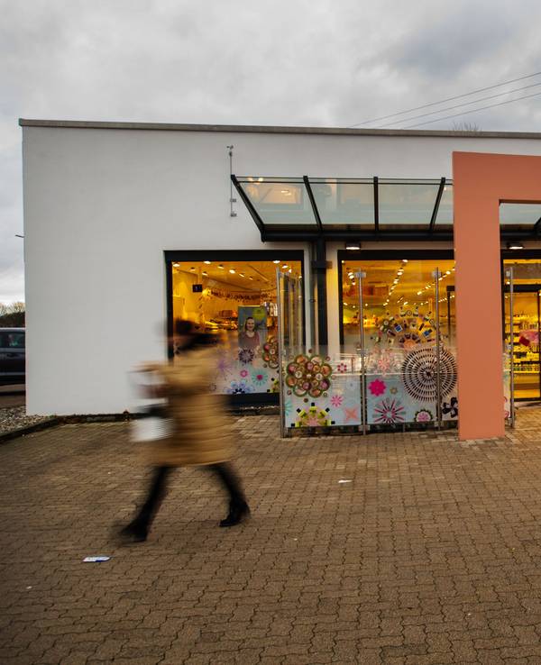 Ein Kundin verlässt den Drogeriemarkt am 28.12.2017 in Kandel (Rheinland-Pfalz).