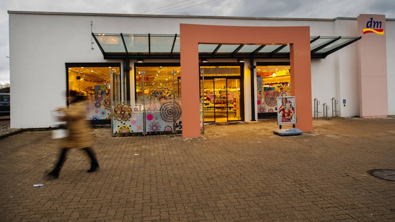 Ein Kundin verlässt den Drogeriemarkt am 28.12.2017 in Kandel (Rheinland-Pfalz).