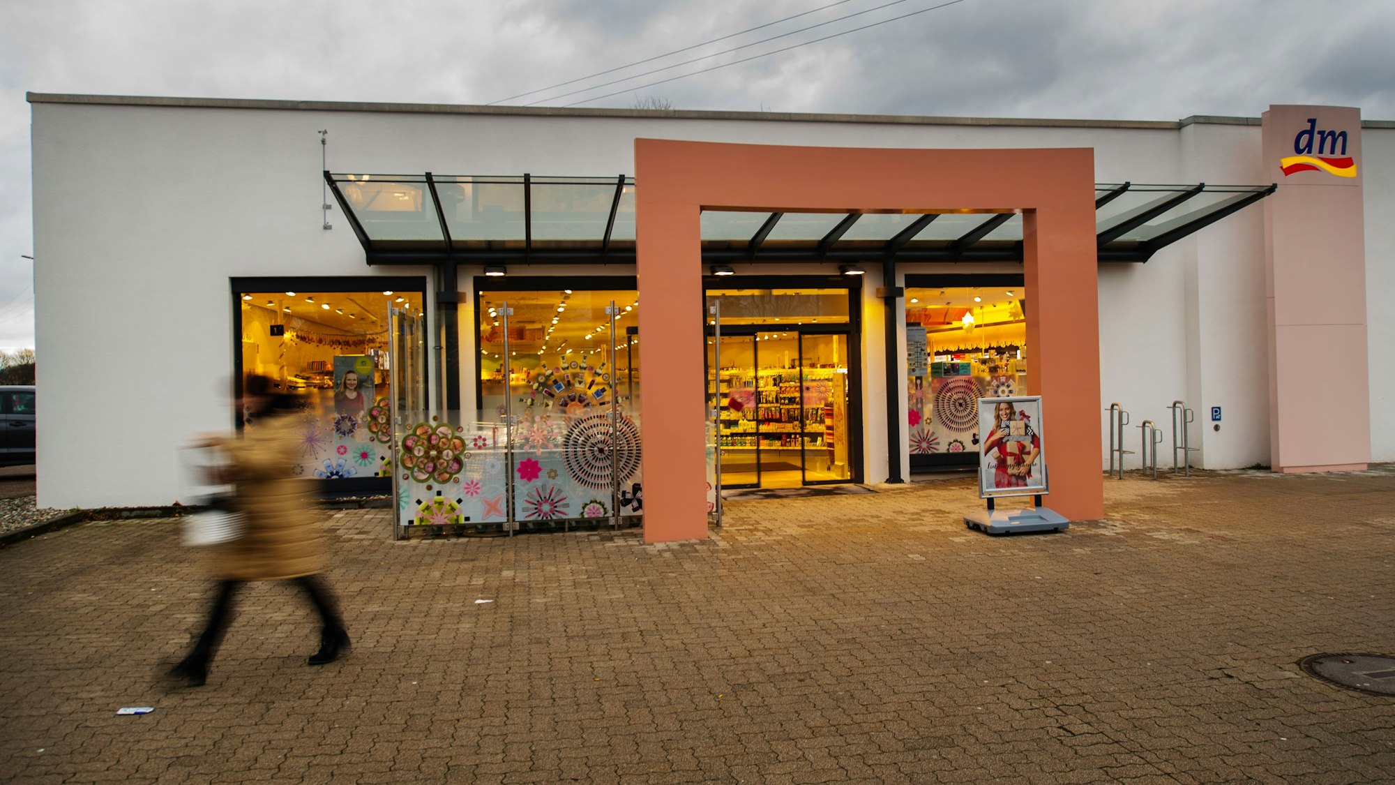 Ein Kundin verlässt den Drogeriemarkt am 28.12.2017 in Kandel (Rheinland-Pfalz).