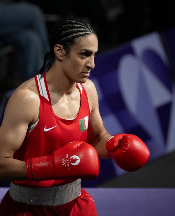 Imane Khelif aus Algerien während dem Einlauf zu ihrem Achtelfinalkampf bei den Olympischen Spielen gegen die Italienerin Angela Carini.